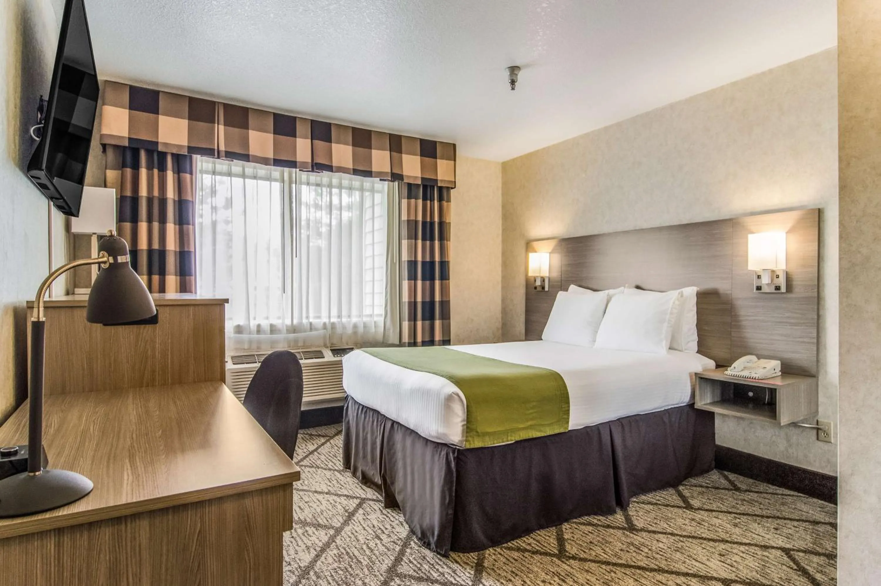 TV and multimedia, Bed in GuestHouse Inn & Suites Poulsbo