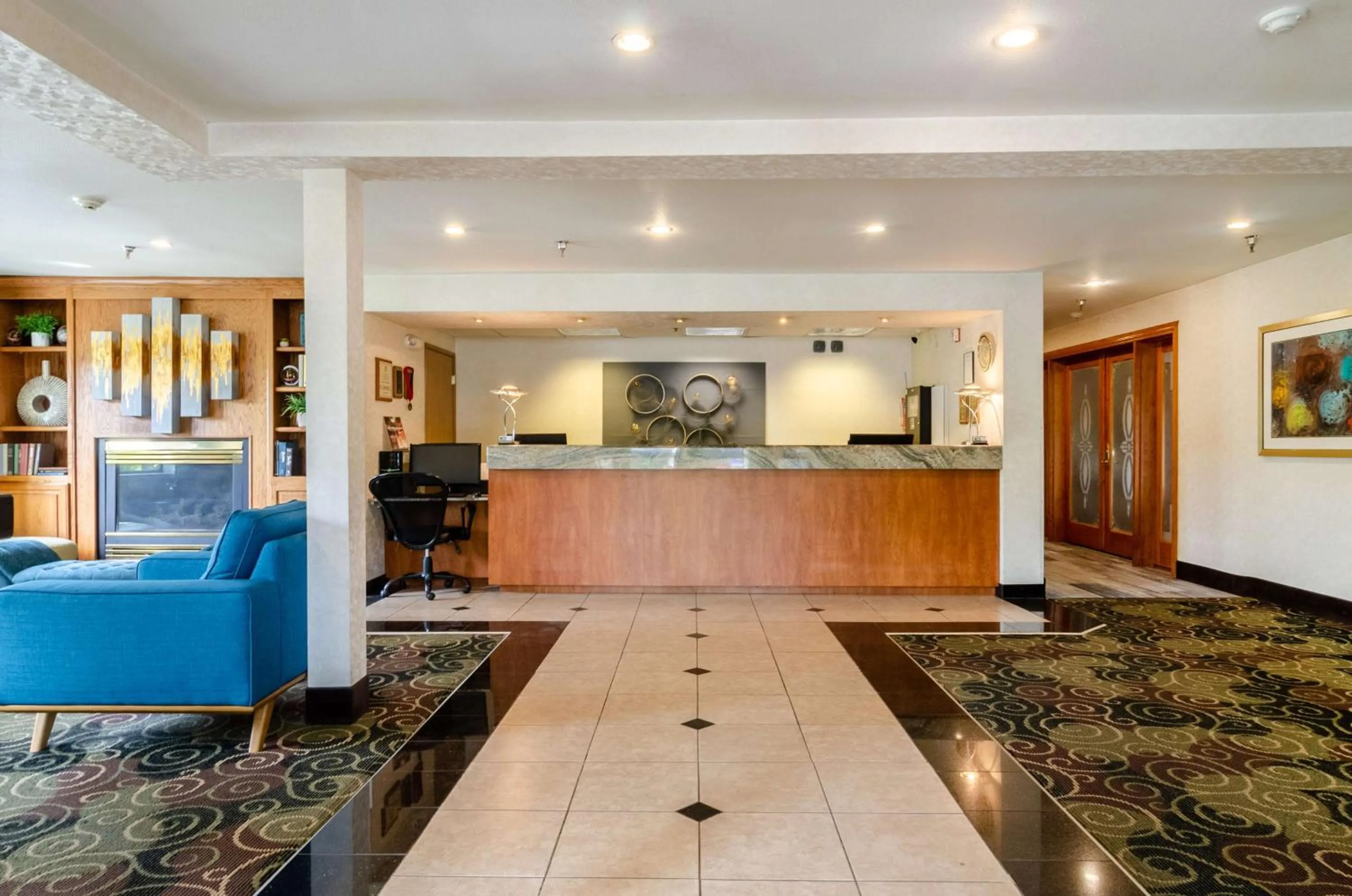 Lobby or reception in GuestHouse Inn & Suites Poulsbo