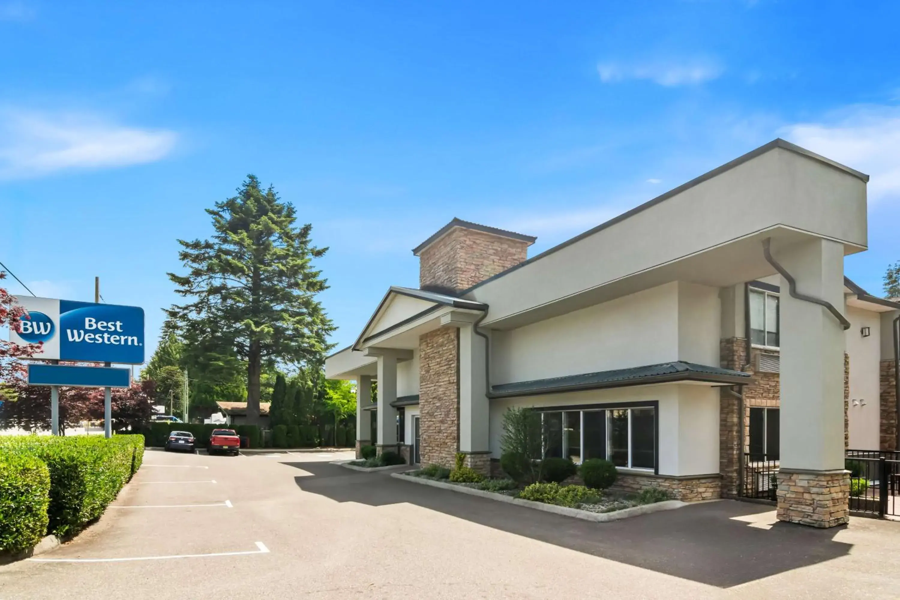 Property building in Best Western Maple Ridge Property building in Best Western Maple Ridge