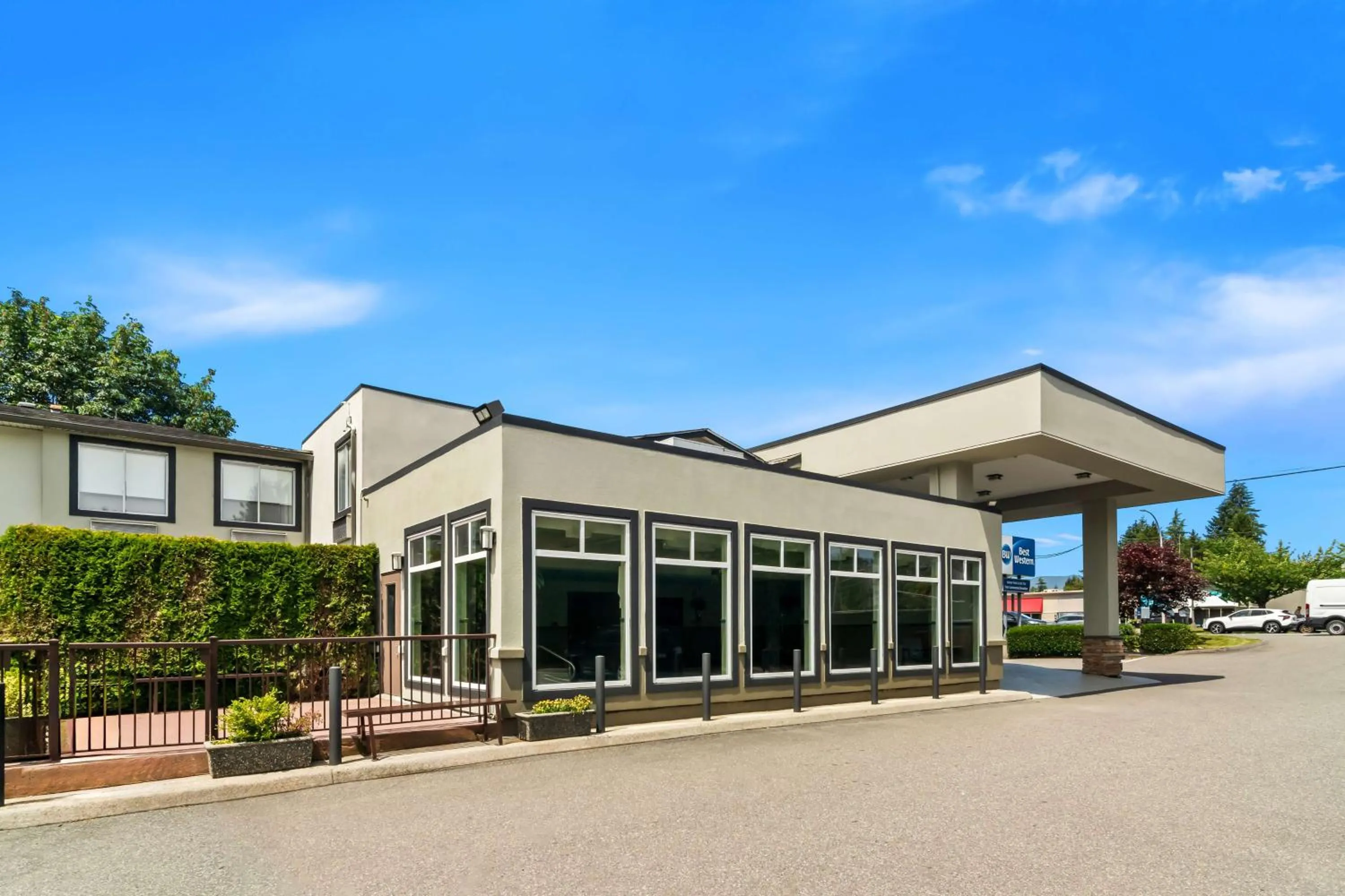 Property building in Best Western Maple Ridge