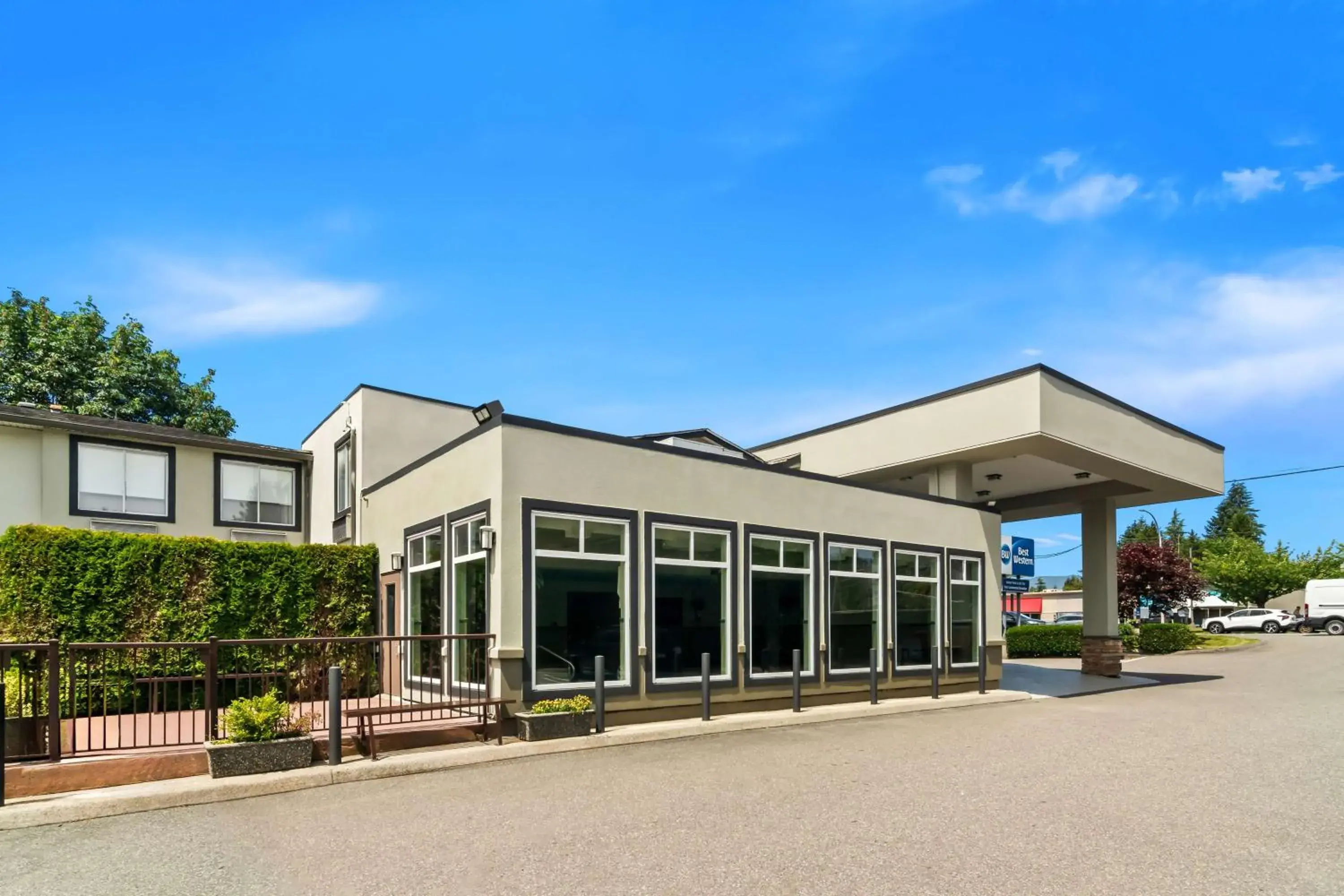 Property building in Best Western Maple Ridge Property building in Best Western Maple Ridge