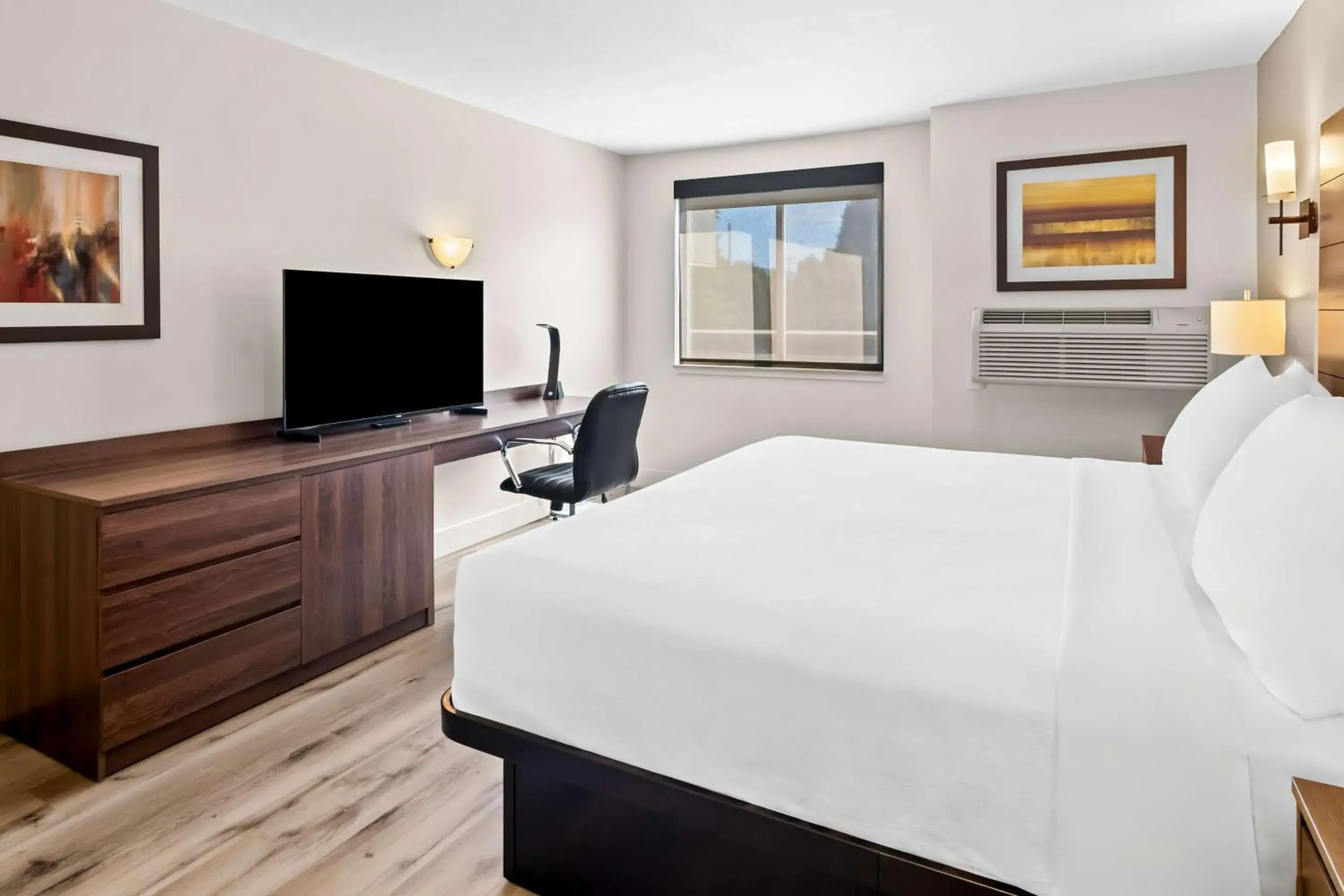 Bedroom, Bed in Best Western Maple Ridge Bedroom, Bed in Best Western Maple Ridge