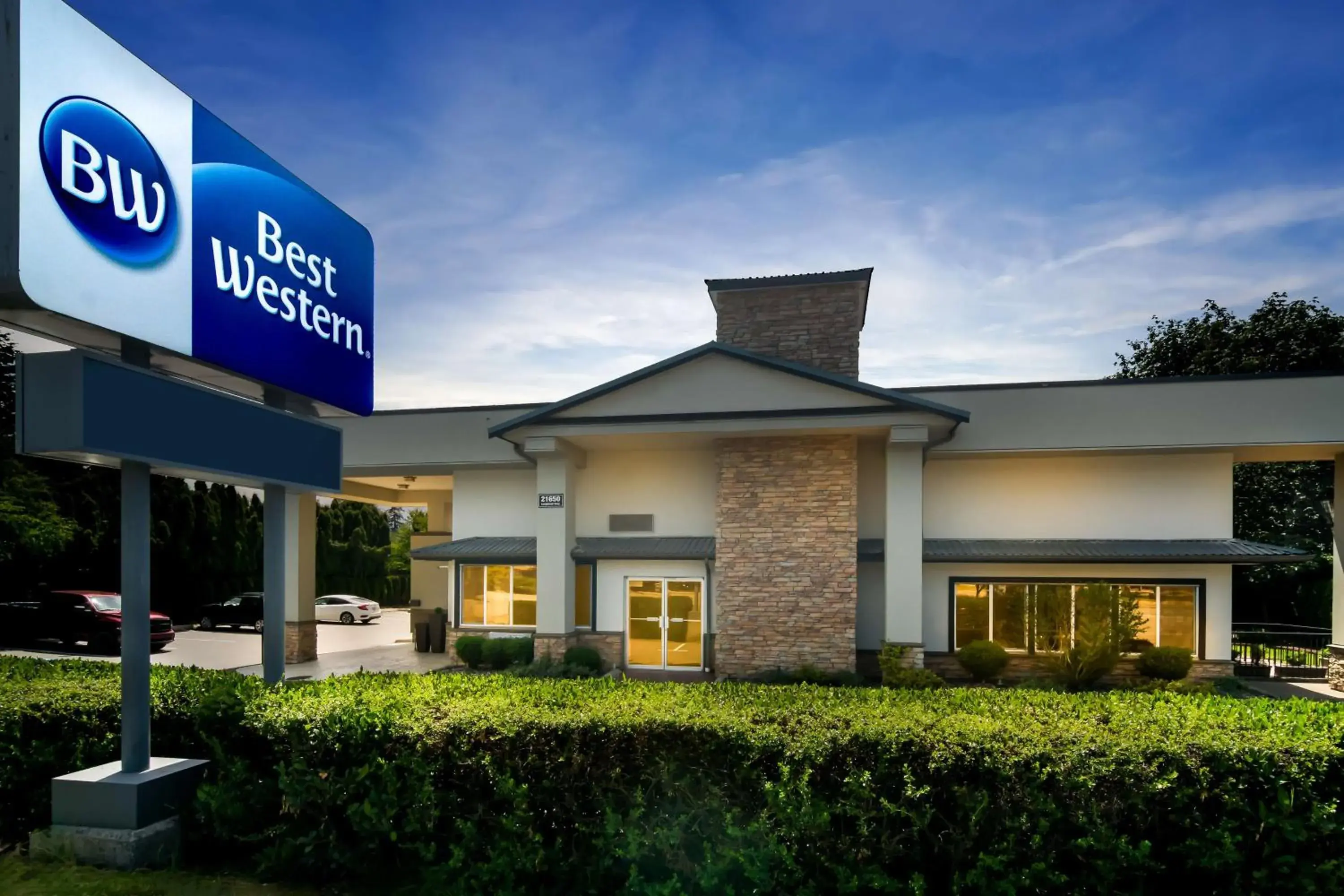 Property building in Best Western Maple Ridge Property building in Best Western Maple Ridge
