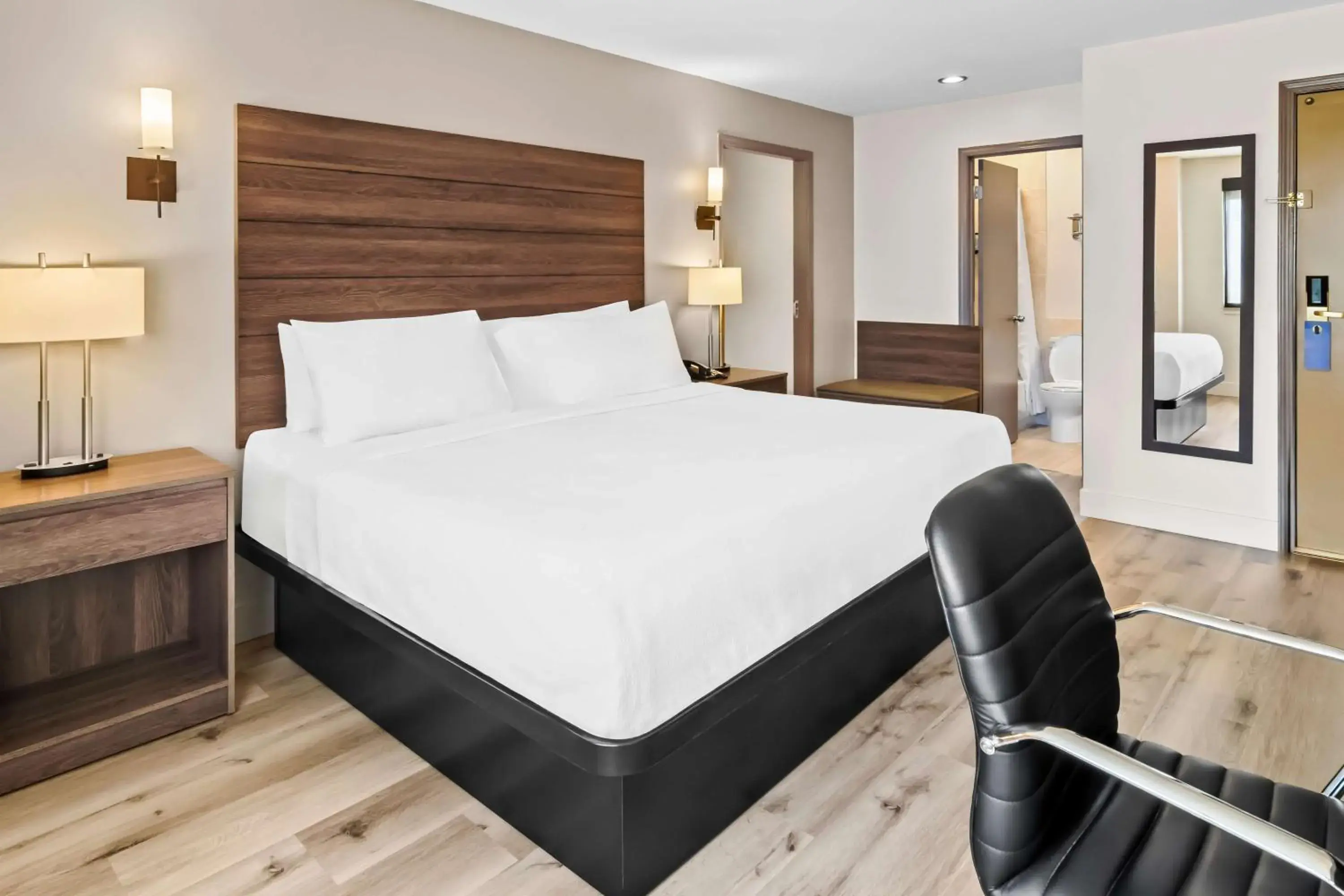 Bedroom, Bed in Best Western Maple Ridge Bedroom, Bed in Best Western Maple Ridge