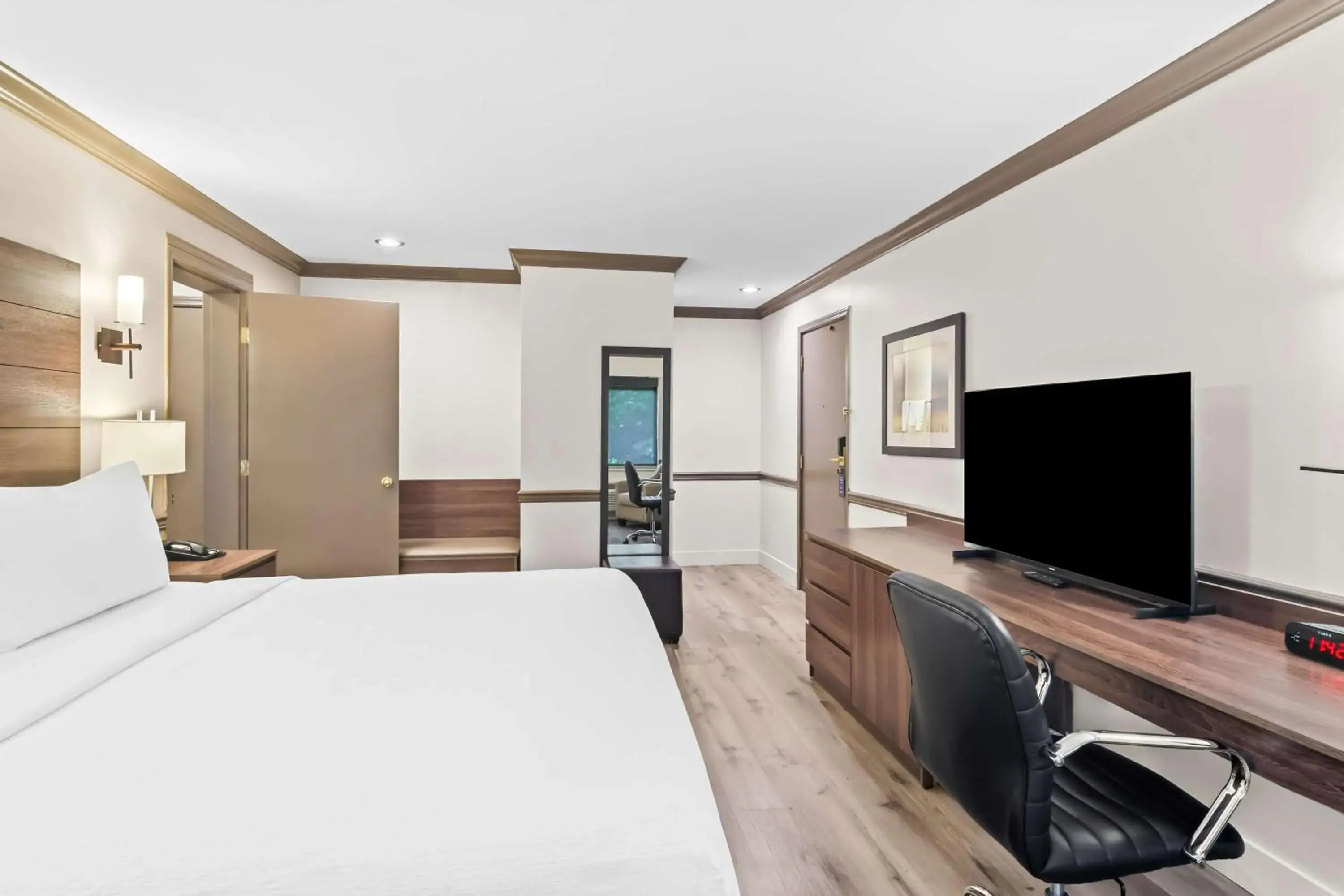 Bedroom, Bed in Best Western Maple Ridge Bedroom, Bed in Best Western Maple Ridge