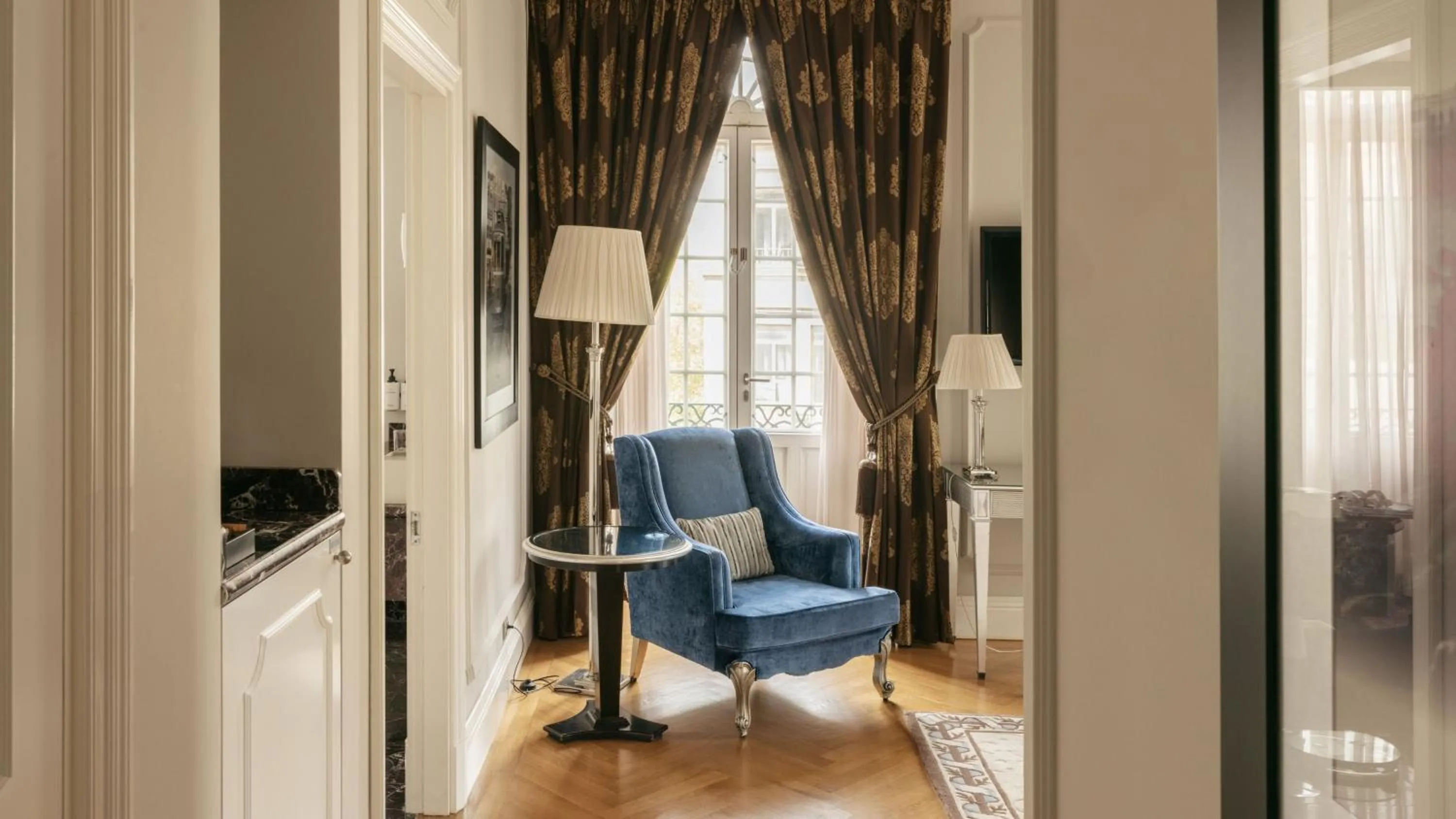 Photo of the whole room in InterContinental Porto - Palacio das Cardosas by IHG