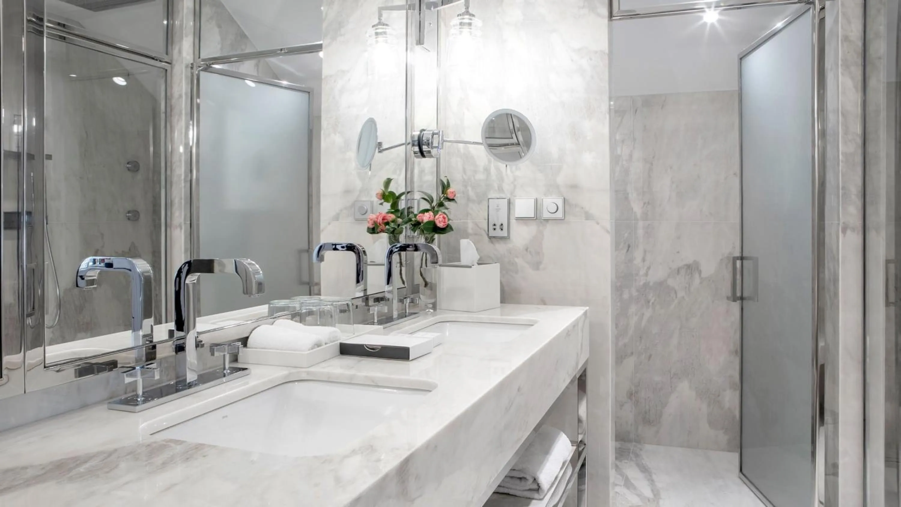 Photo of the whole room in InterContinental Porto - Palacio das Cardosas by IHG