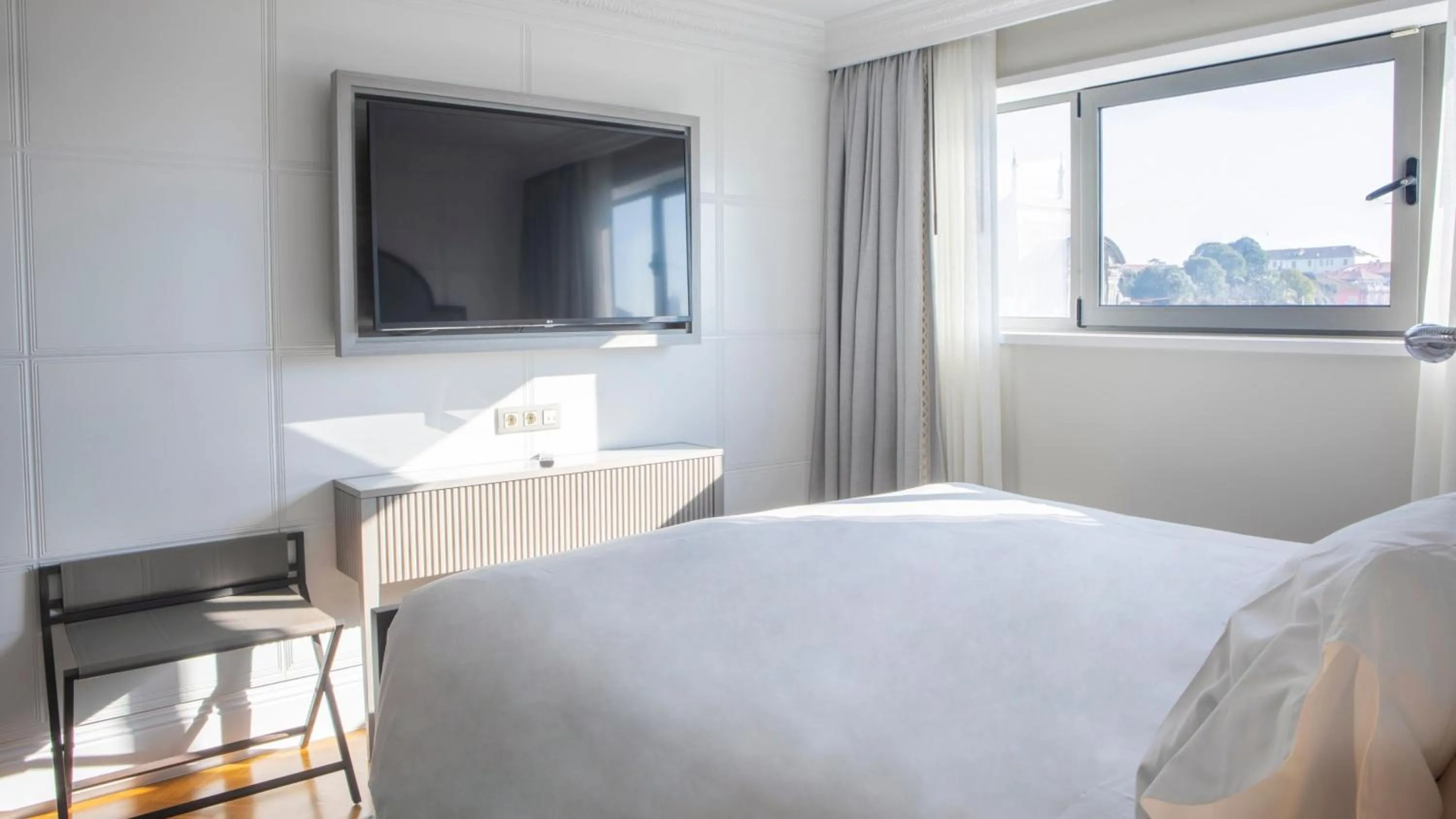 Photo of the whole room, Bed in InterContinental Porto - Palacio das Cardosas by IHG