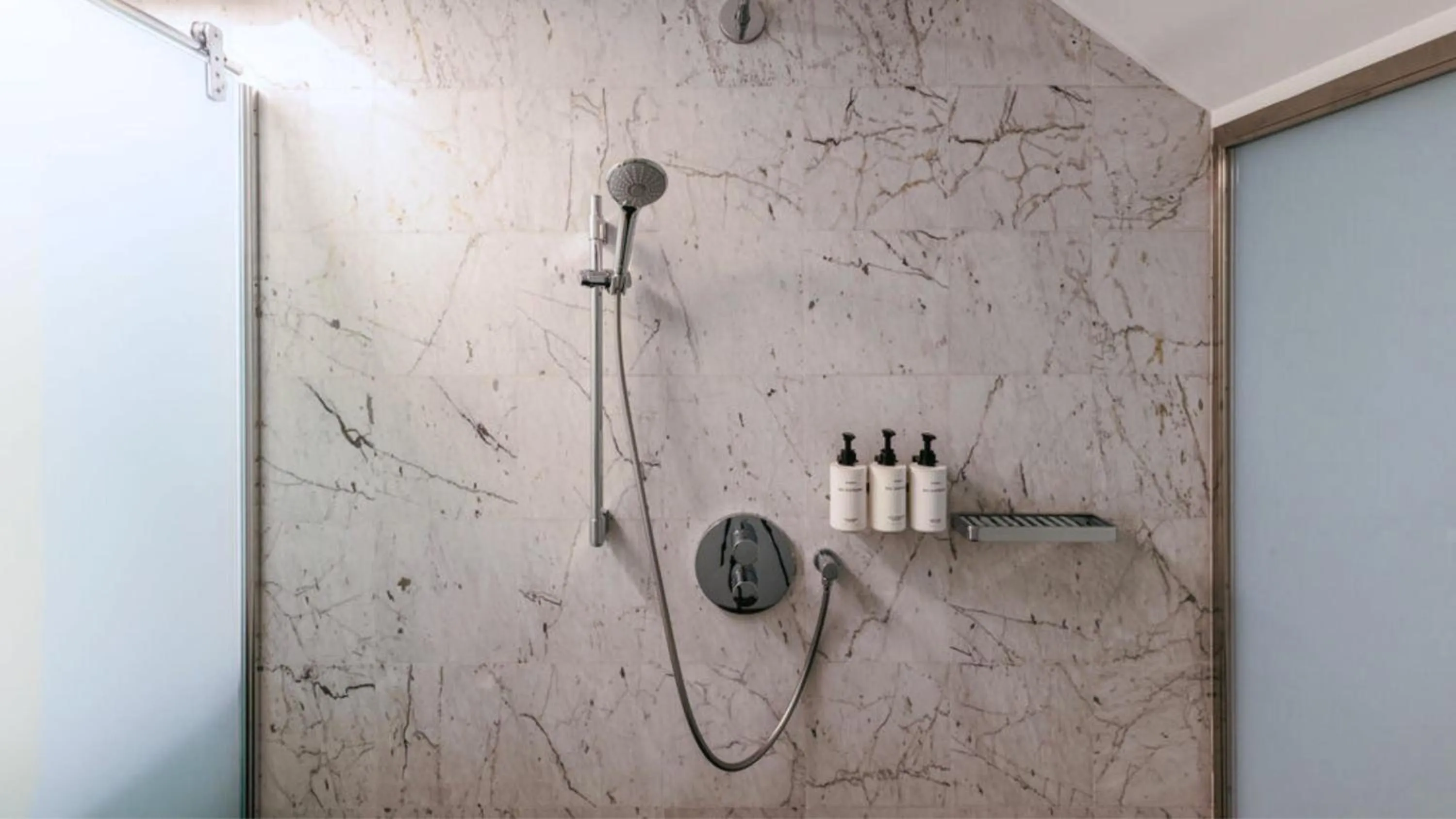 Photo of the whole room in InterContinental Porto - Palacio das Cardosas by IHG