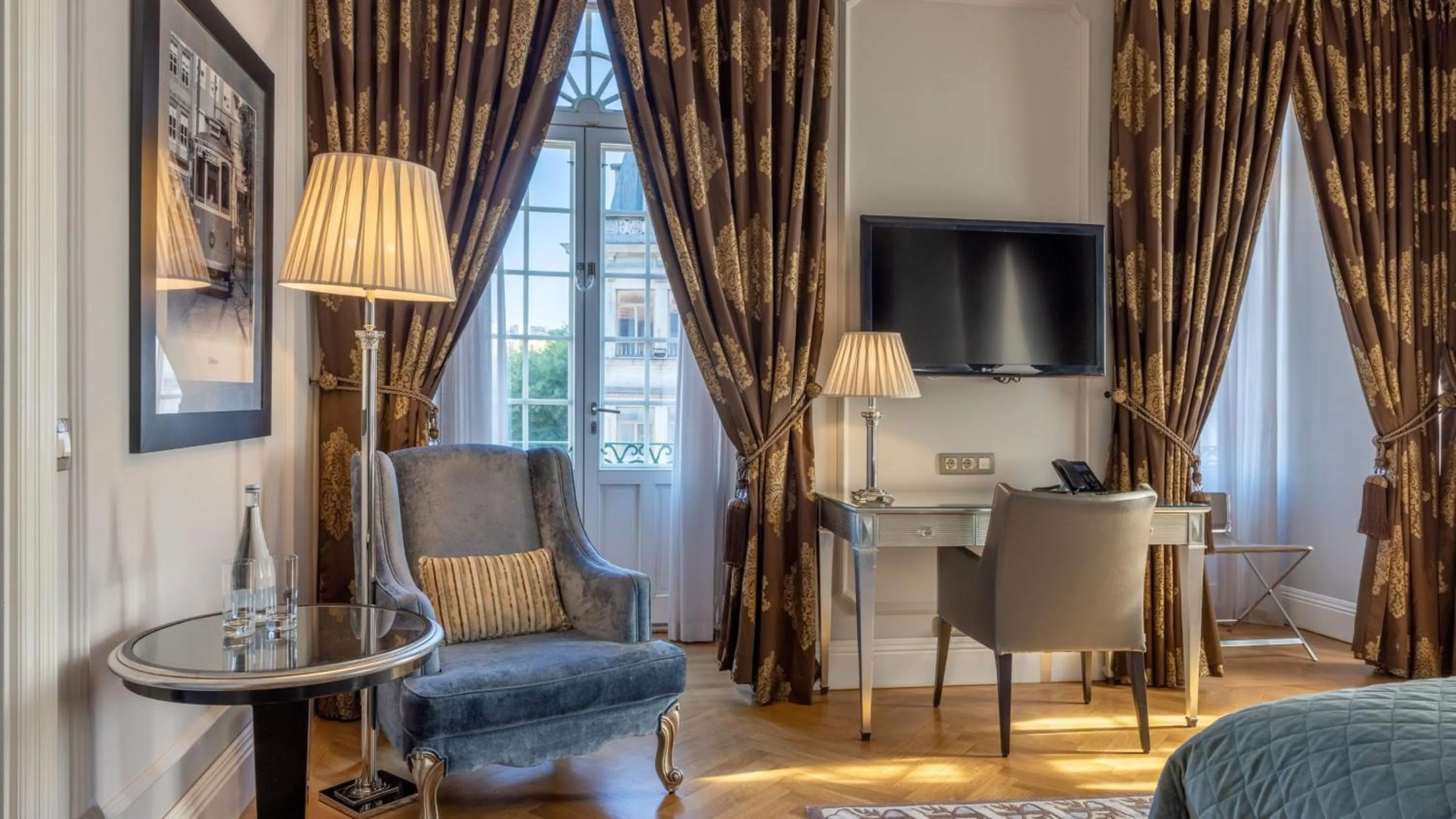 Photo of the whole room in InterContinental Porto - Palacio das Cardosas by IHG