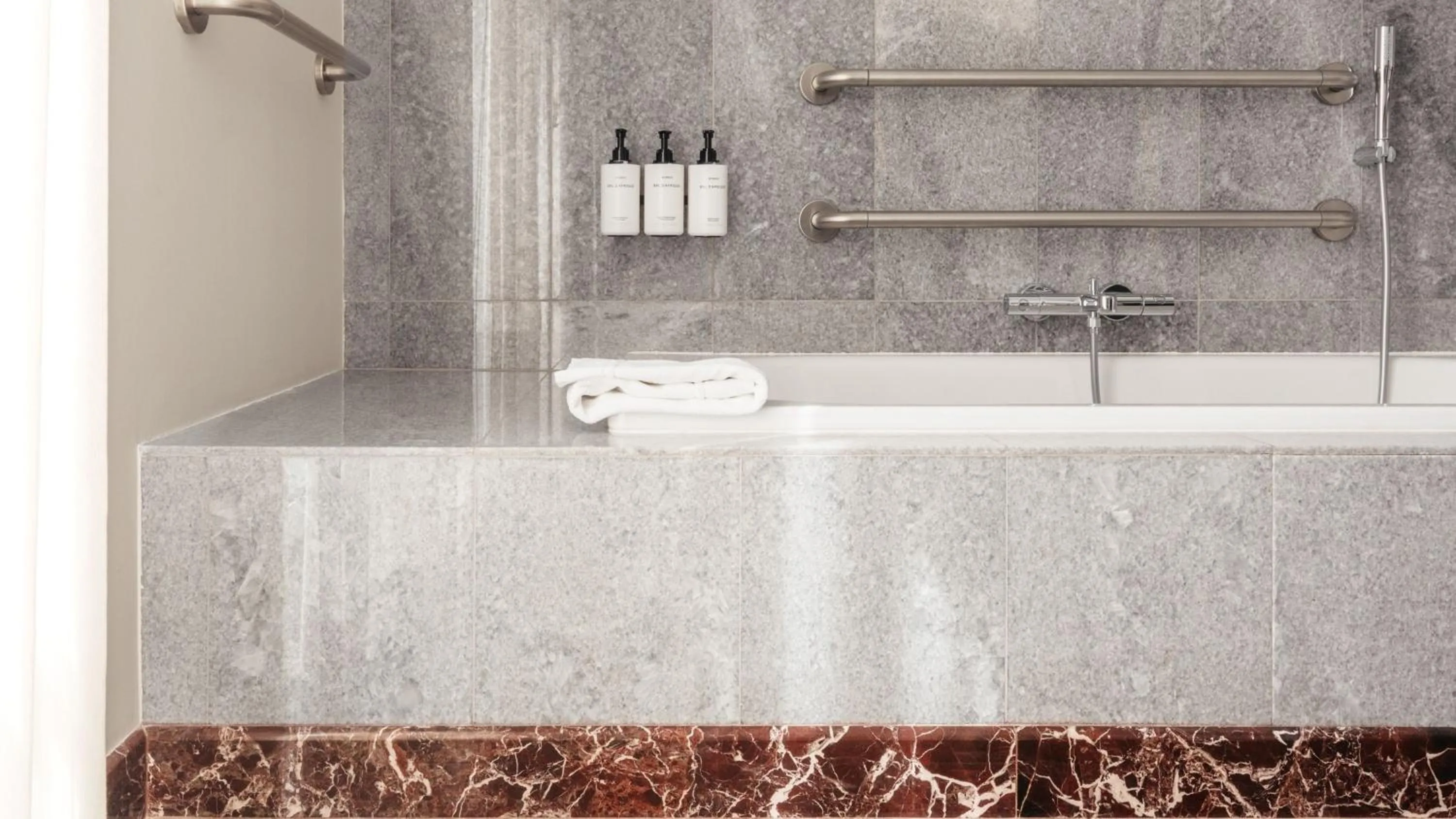 Photo of the whole room in InterContinental Porto - Palacio das Cardosas by IHG