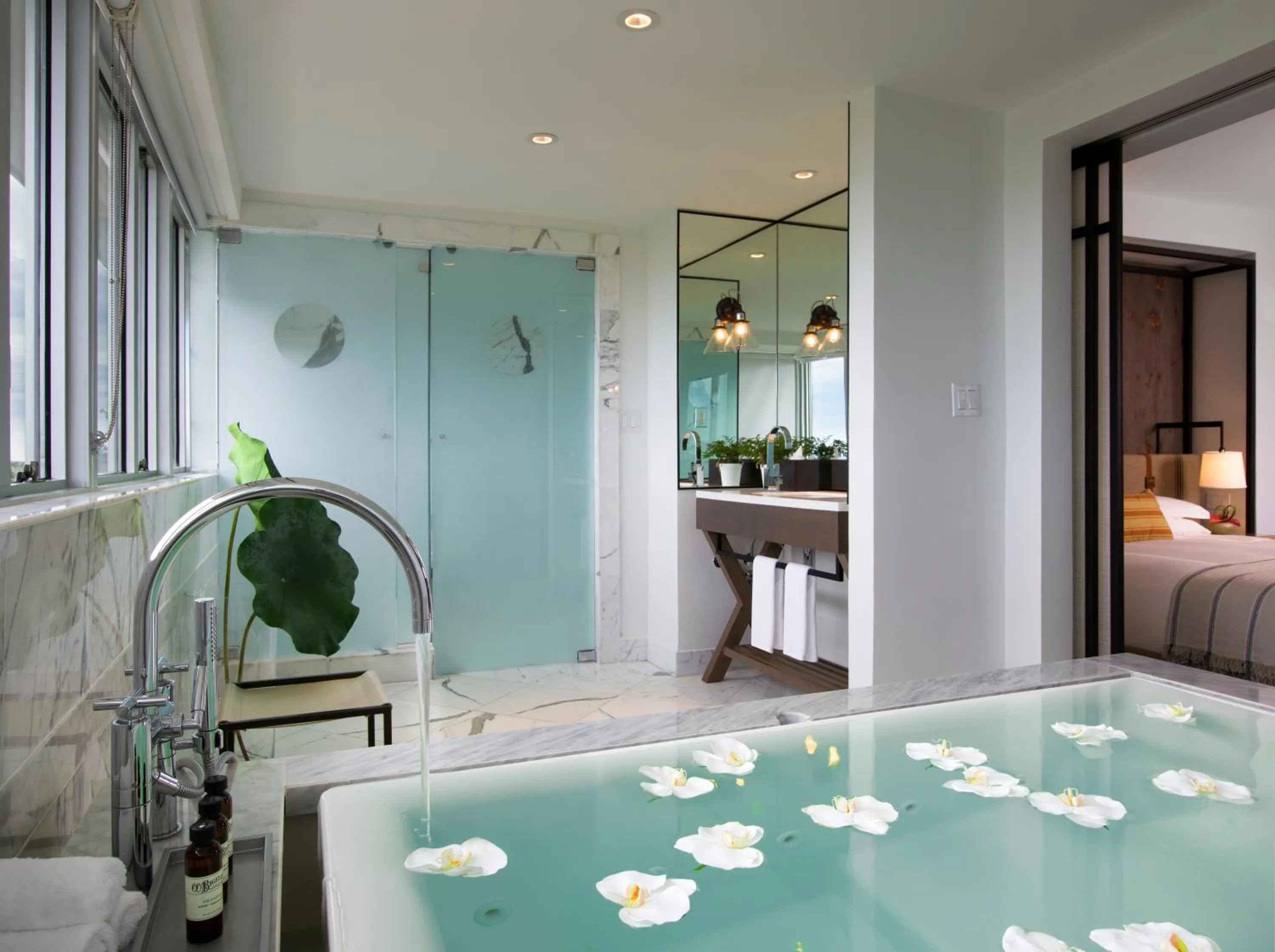 Bathroom, Bed in Hotel Victor South Beach