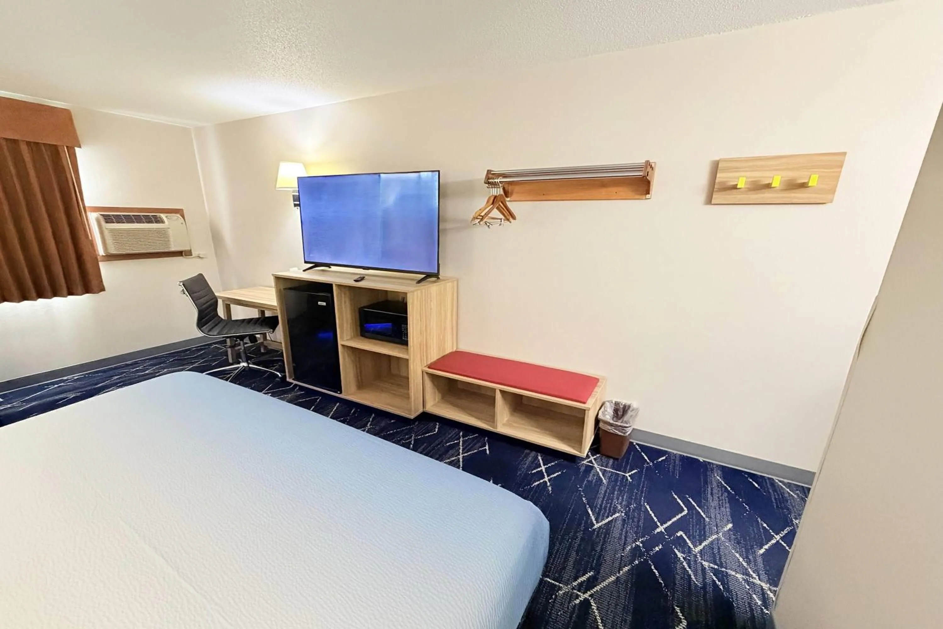 Photo of the whole room, Bed in Super 8 by Wyndham Hot Springs