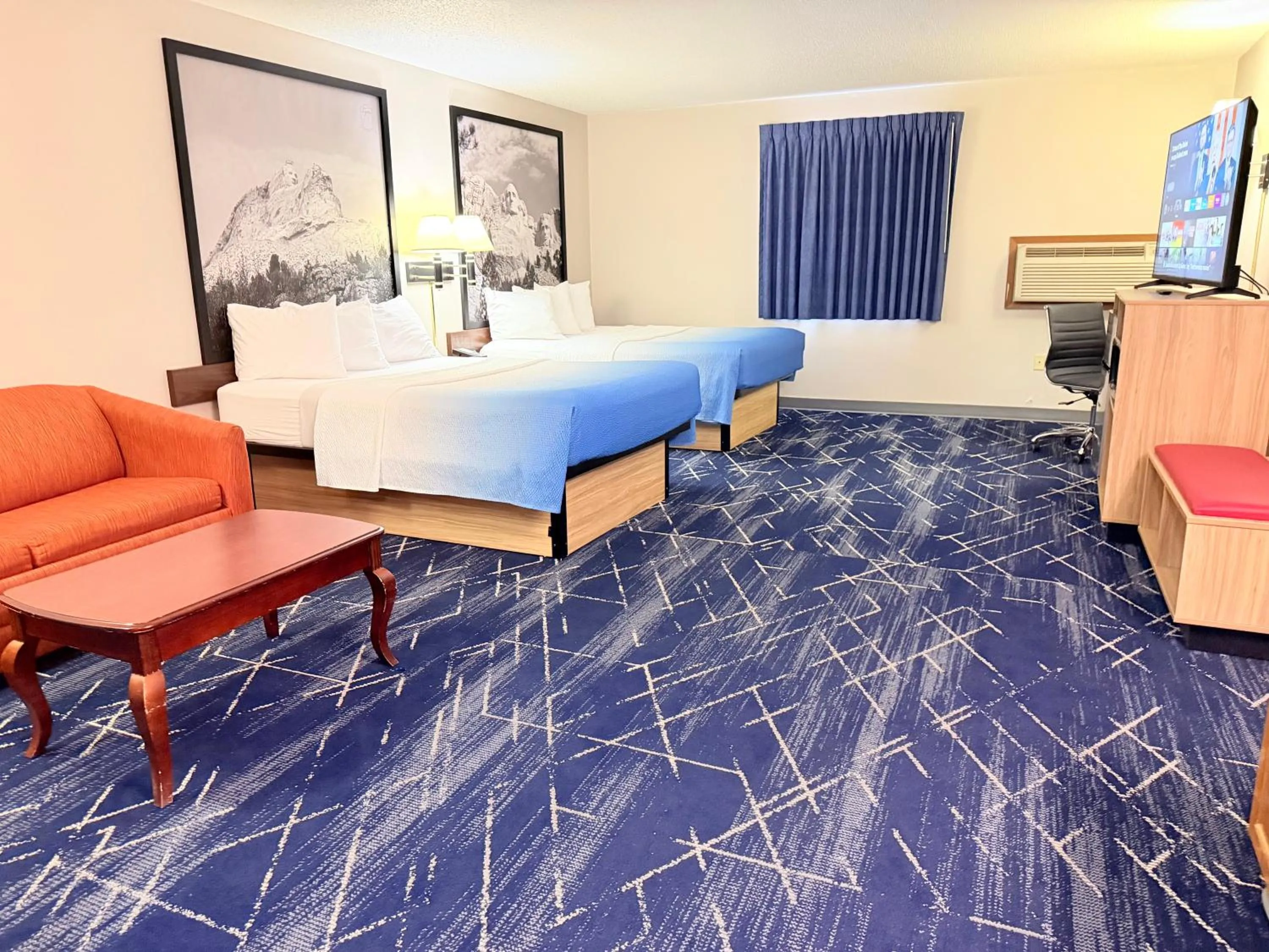 Photo of the whole room, Bed in Super 8 by Wyndham Hot Springs