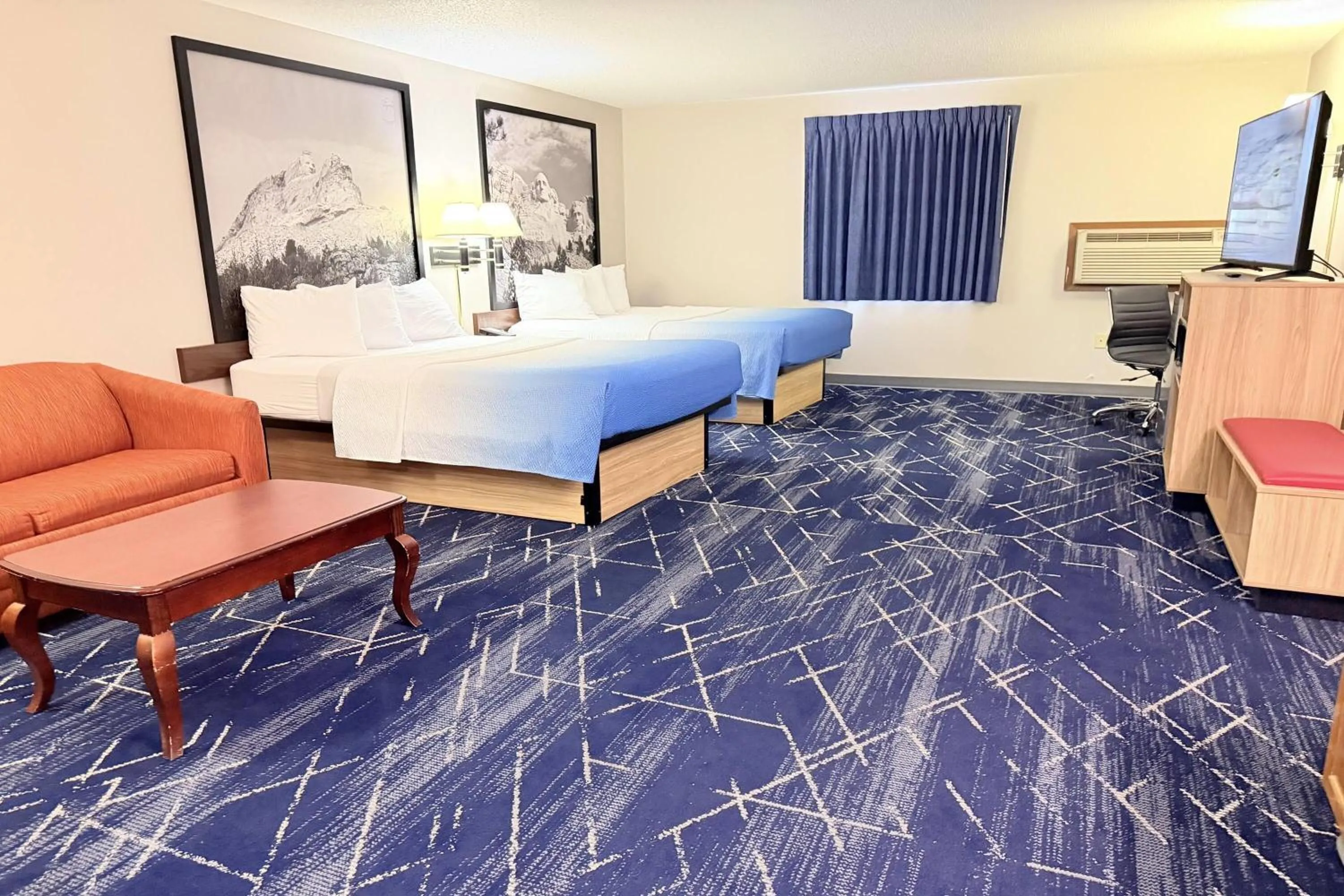 Photo of the whole room, Bed in Super 8 by Wyndham Hot Springs