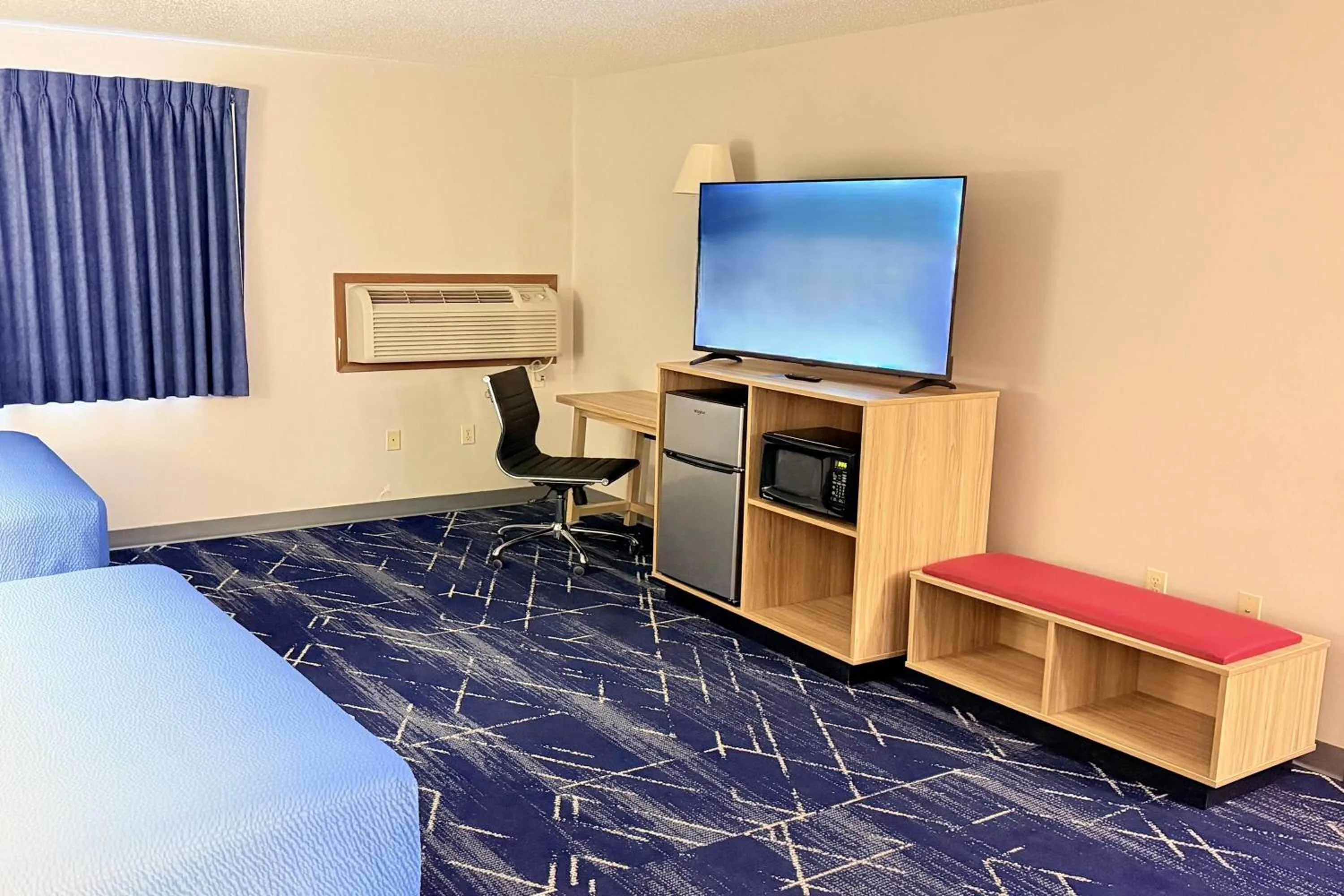 Photo of the whole room, Bed in Super 8 by Wyndham Hot Springs