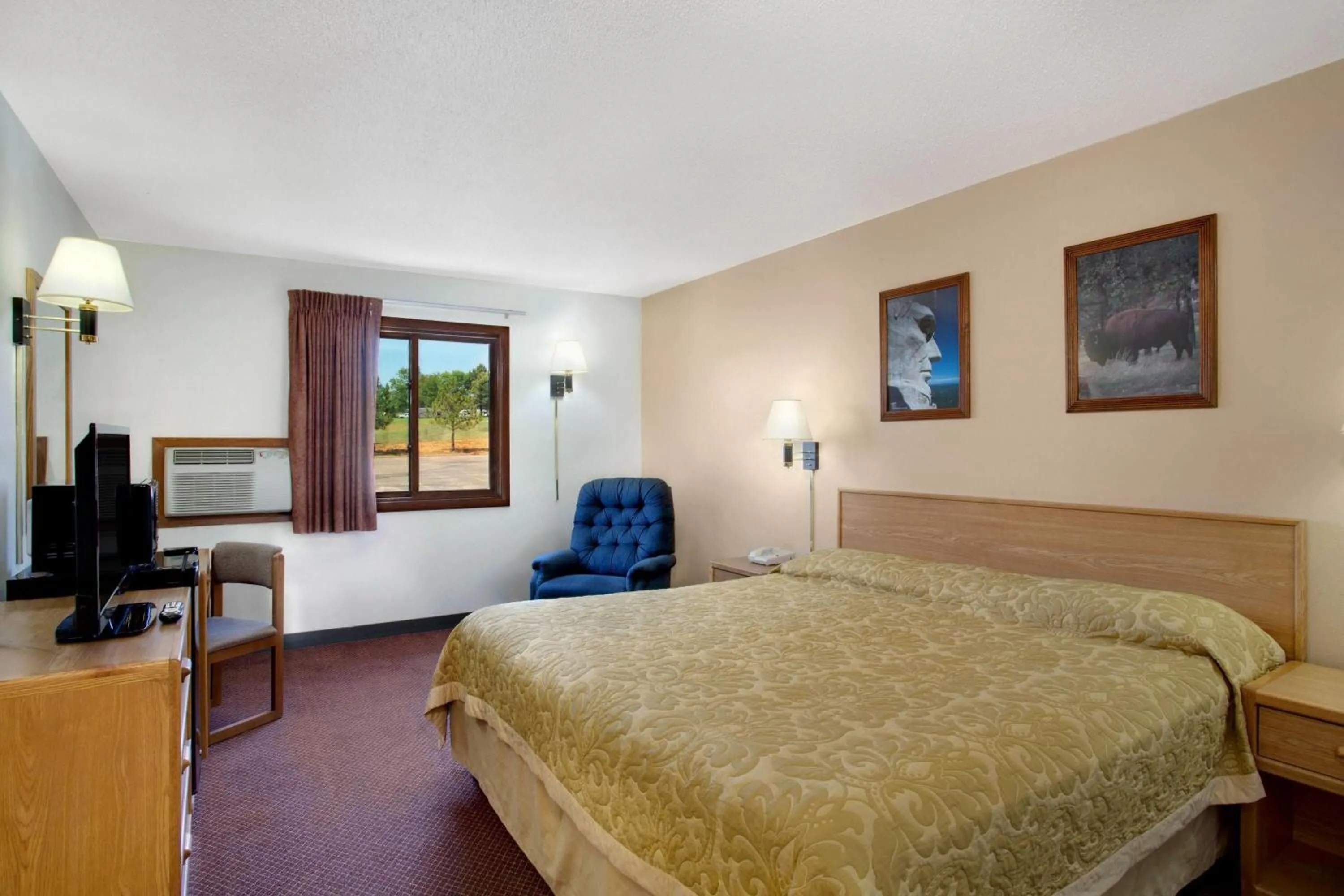 Photo of the whole room, Bed in Super 8 by Wyndham Hot Springs