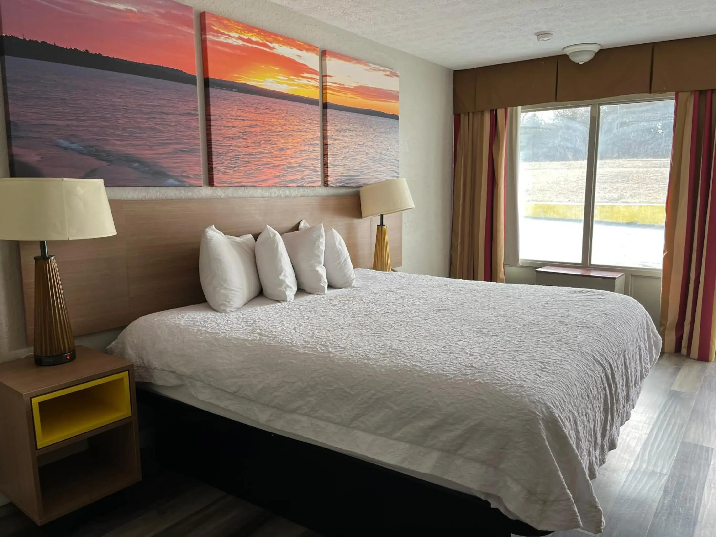 Bed in Days Inn & Suites by Wyndham Dayton North