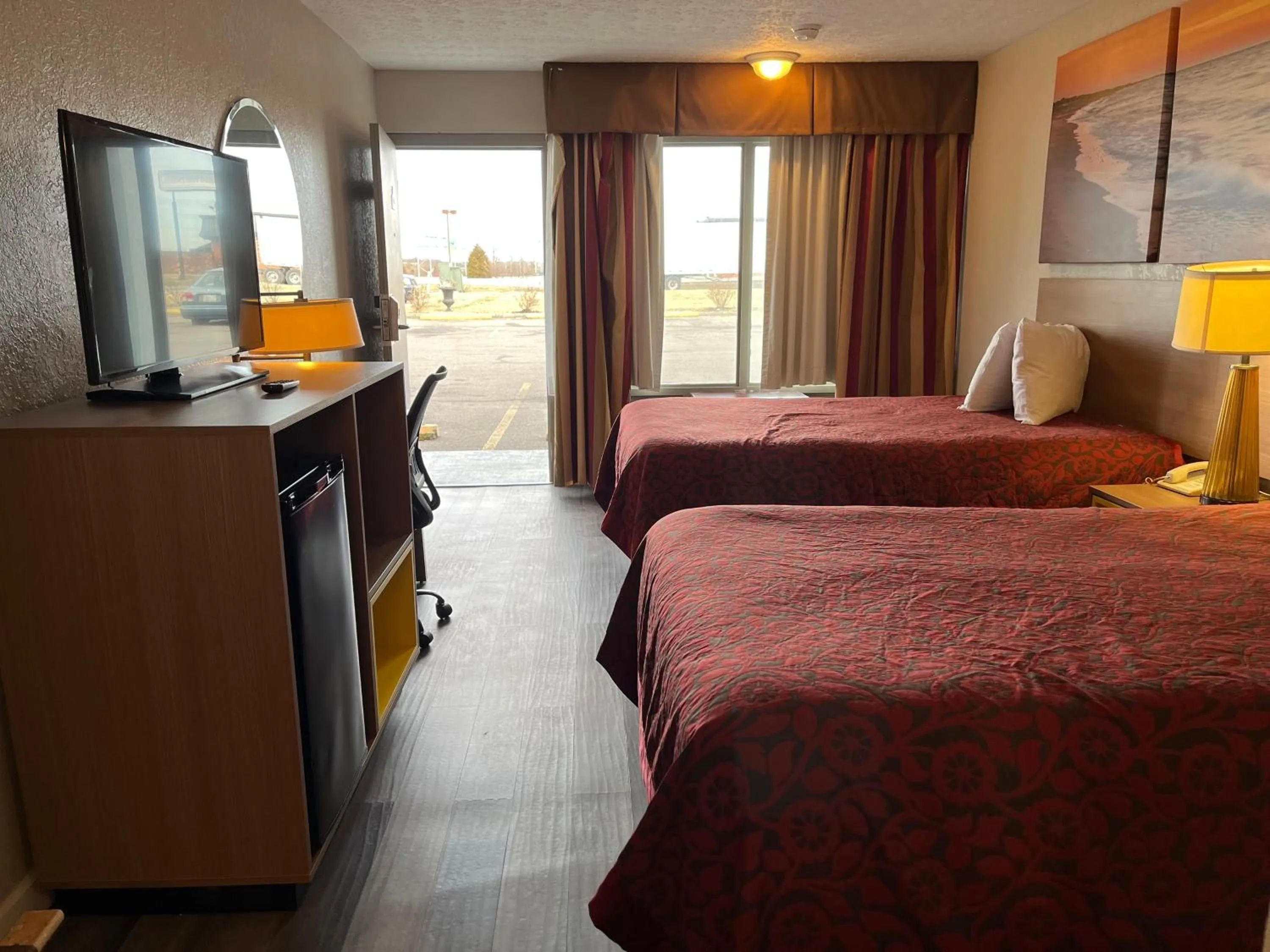 Photo of the whole room, Bed in Days Inn & Suites by Wyndham Dayton North
