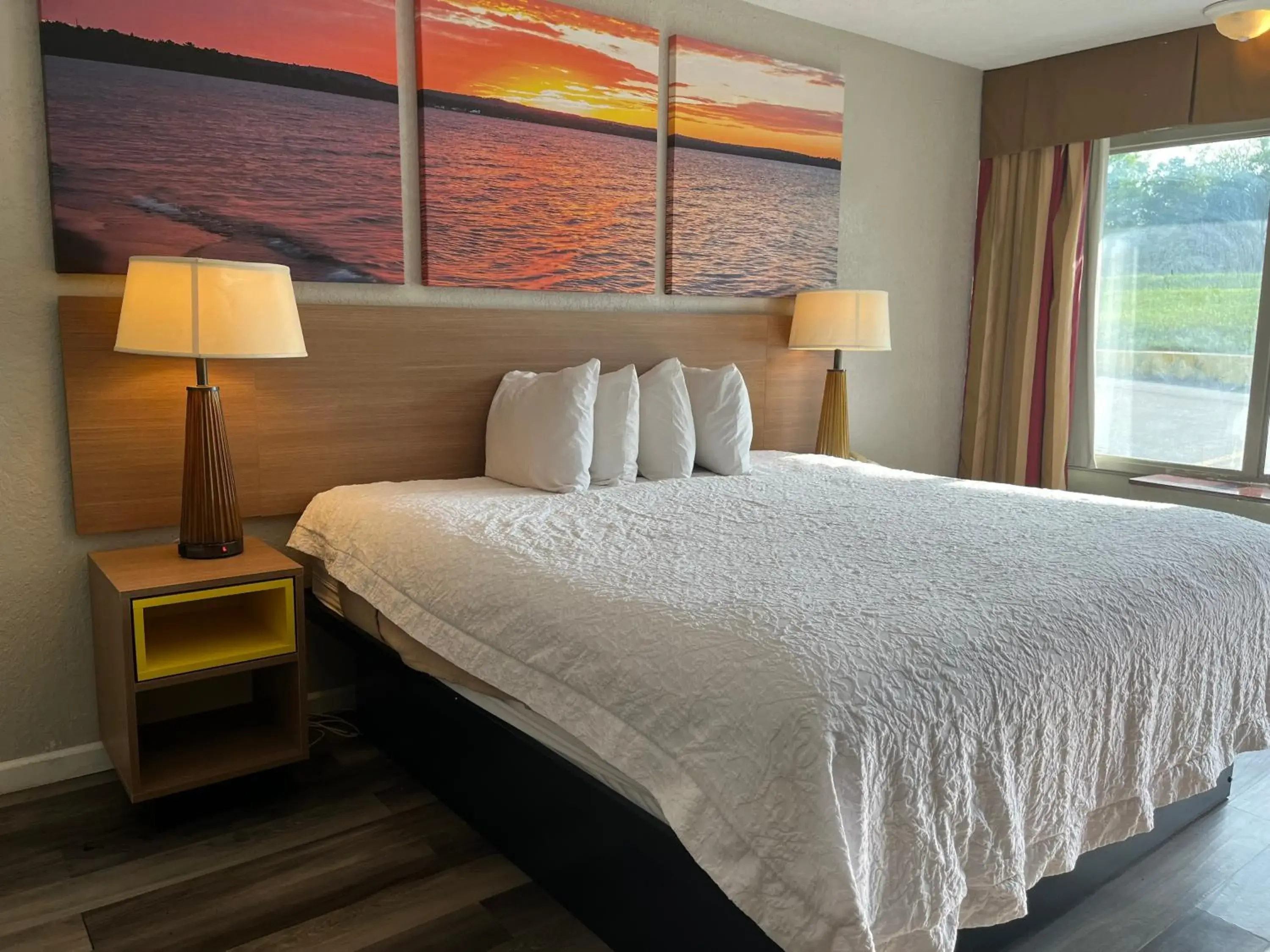 Bed in Days Inn & Suites by Wyndham Dayton North