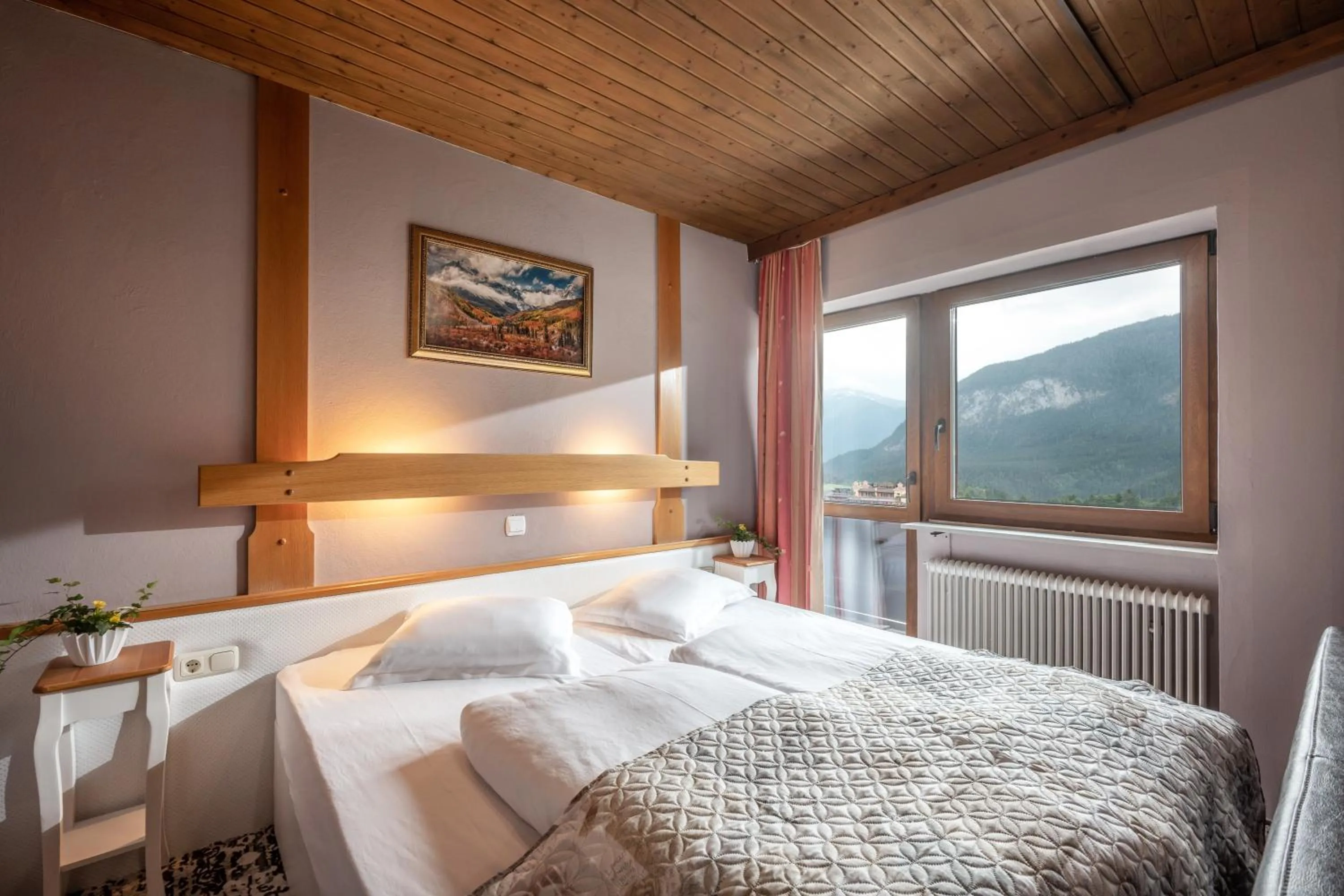 Bedroom, Bed in Alpenhotel Edelweiss