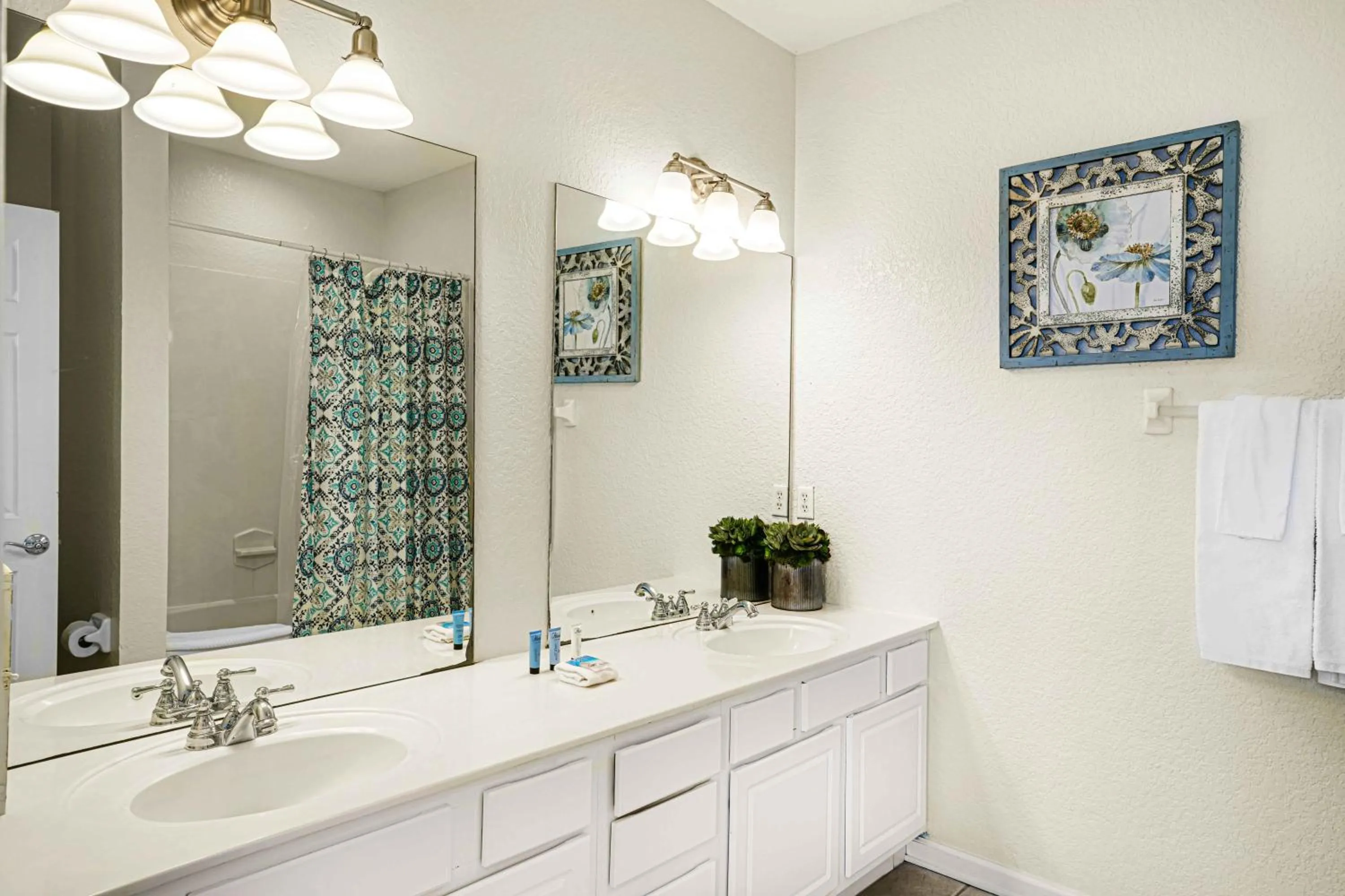 Spacious Townhome wPatio Garage Sleeps10