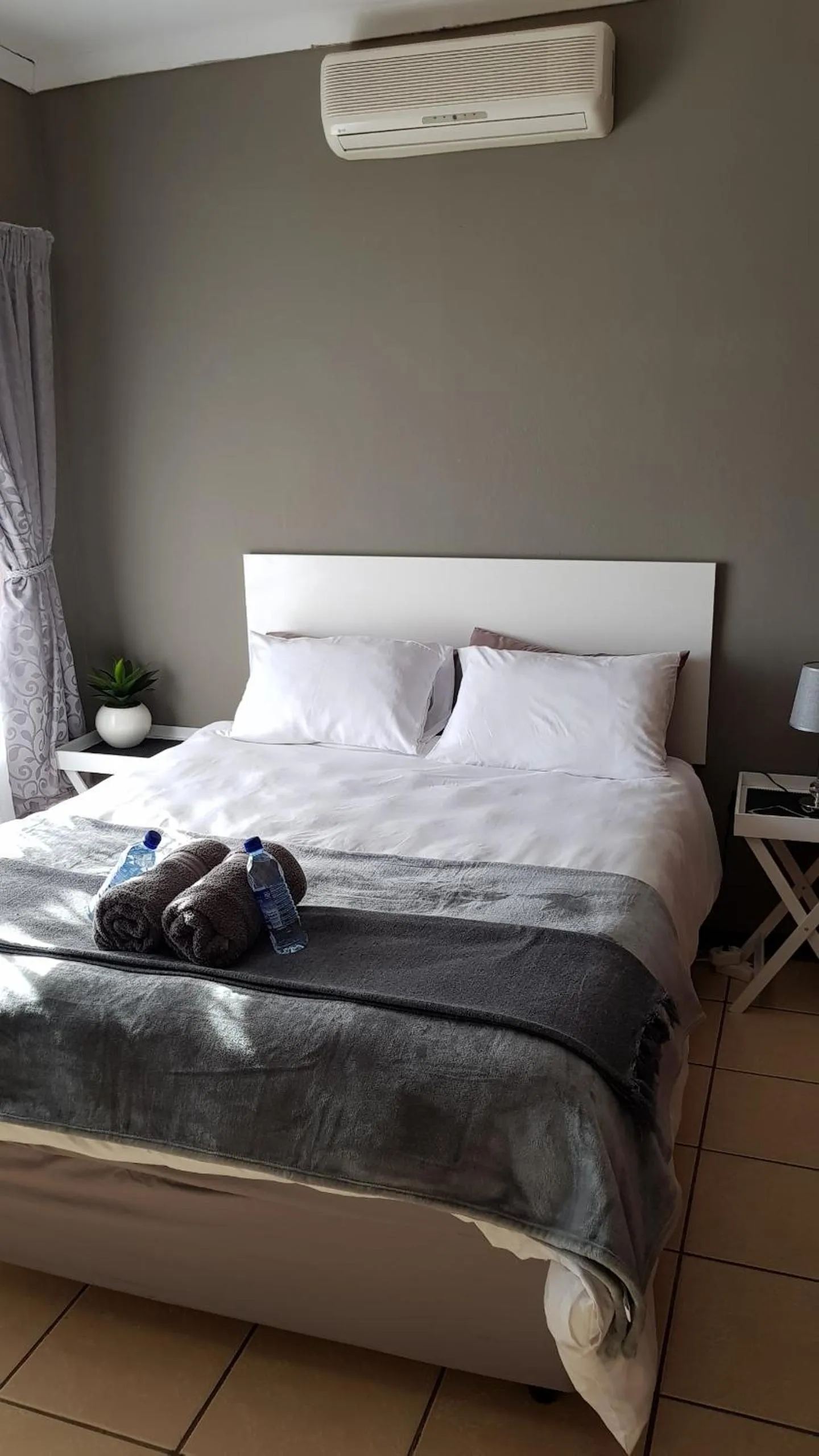 Bed in Gluckman Drive Guesthouse