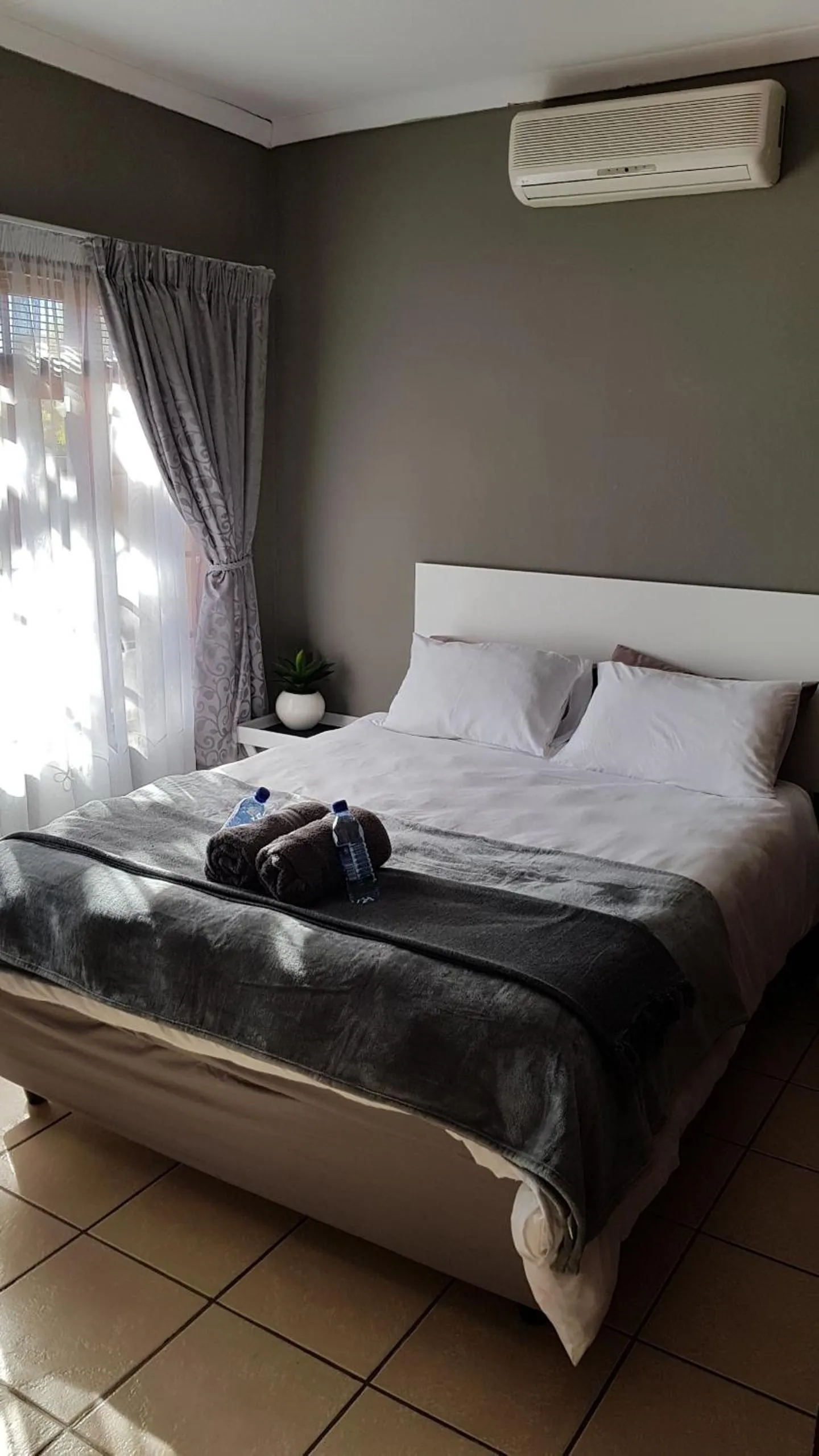 Bed in Gluckman Drive Guesthouse