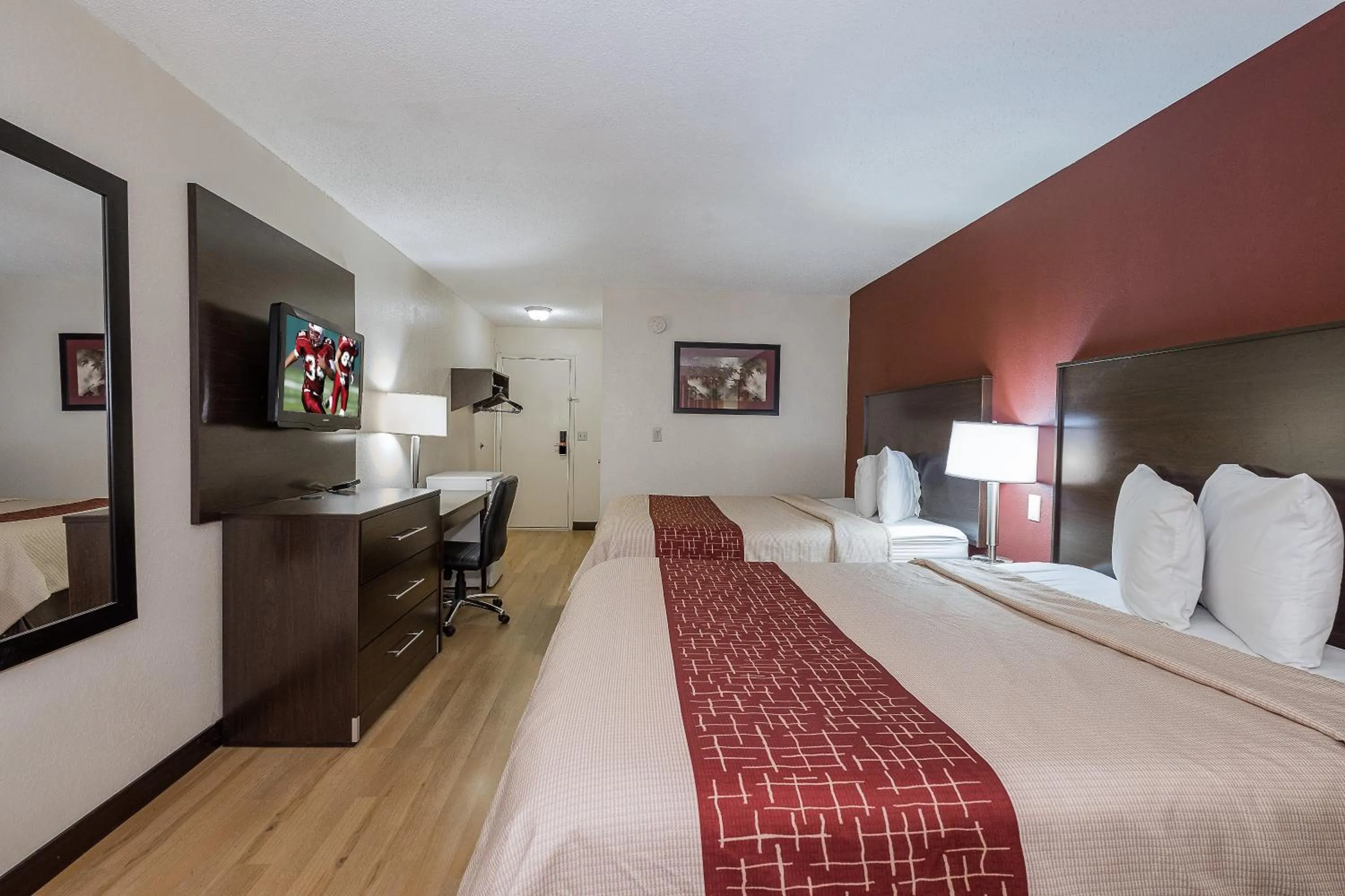 Photo of the whole room, Bed in Red Roof Inn Dayton Huber Heights