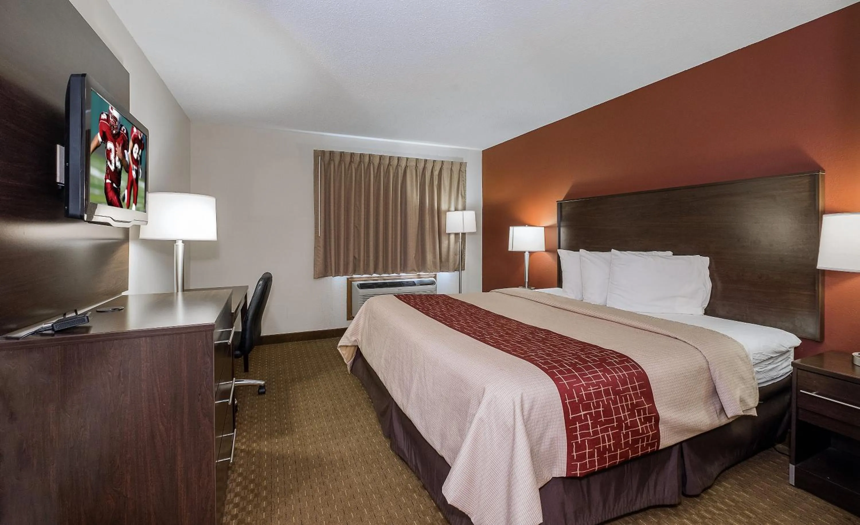 Photo of the whole room, Bed in Red Roof Inn Dayton Huber Heights