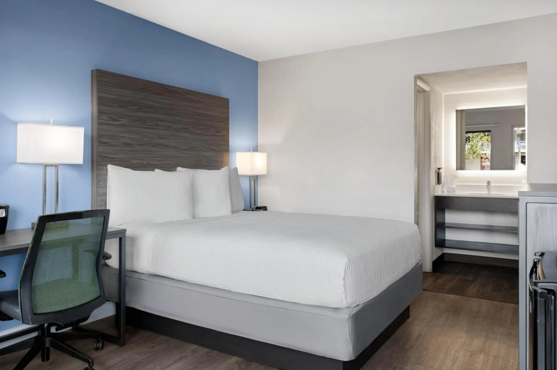 Bedroom, Bed in Hotel South Tampa & Suites