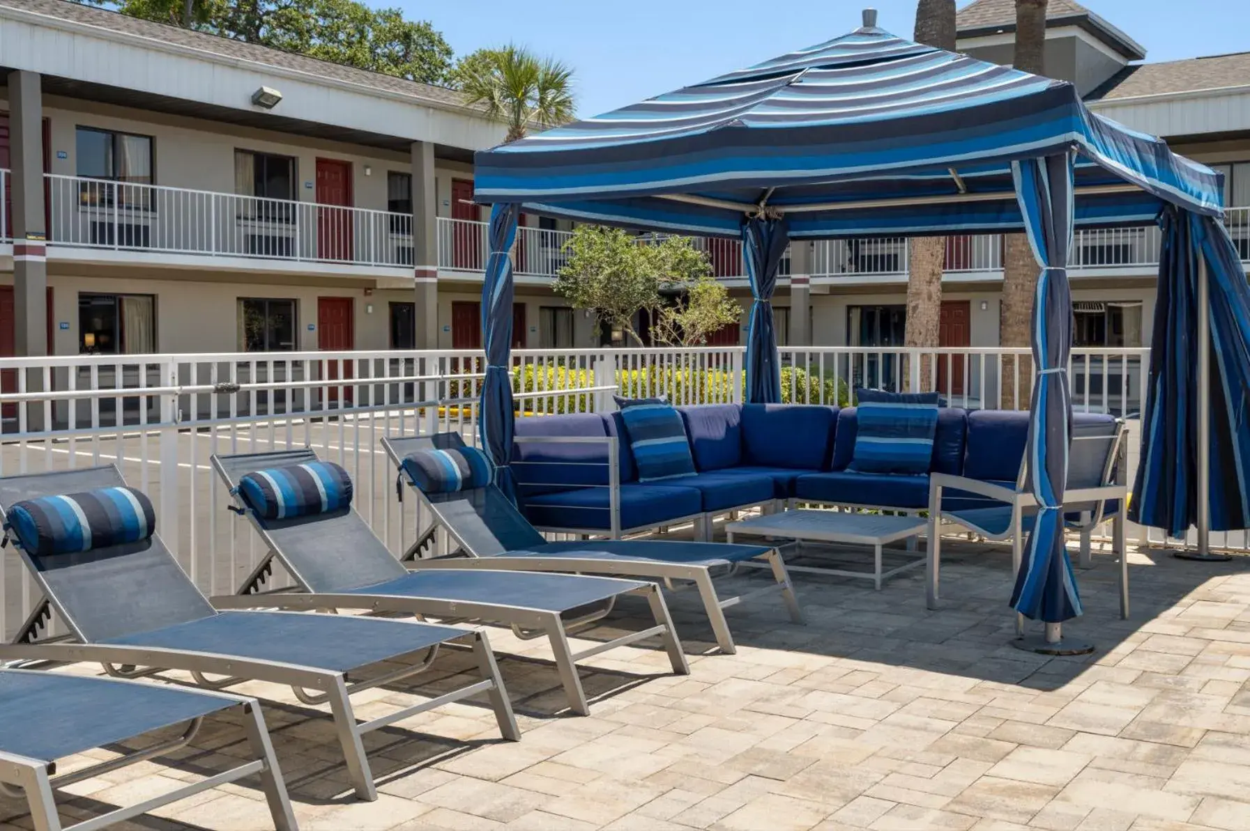 Pool view in Hotel South Tampa & Suites Pool view in Hotel South Tampa & Suites