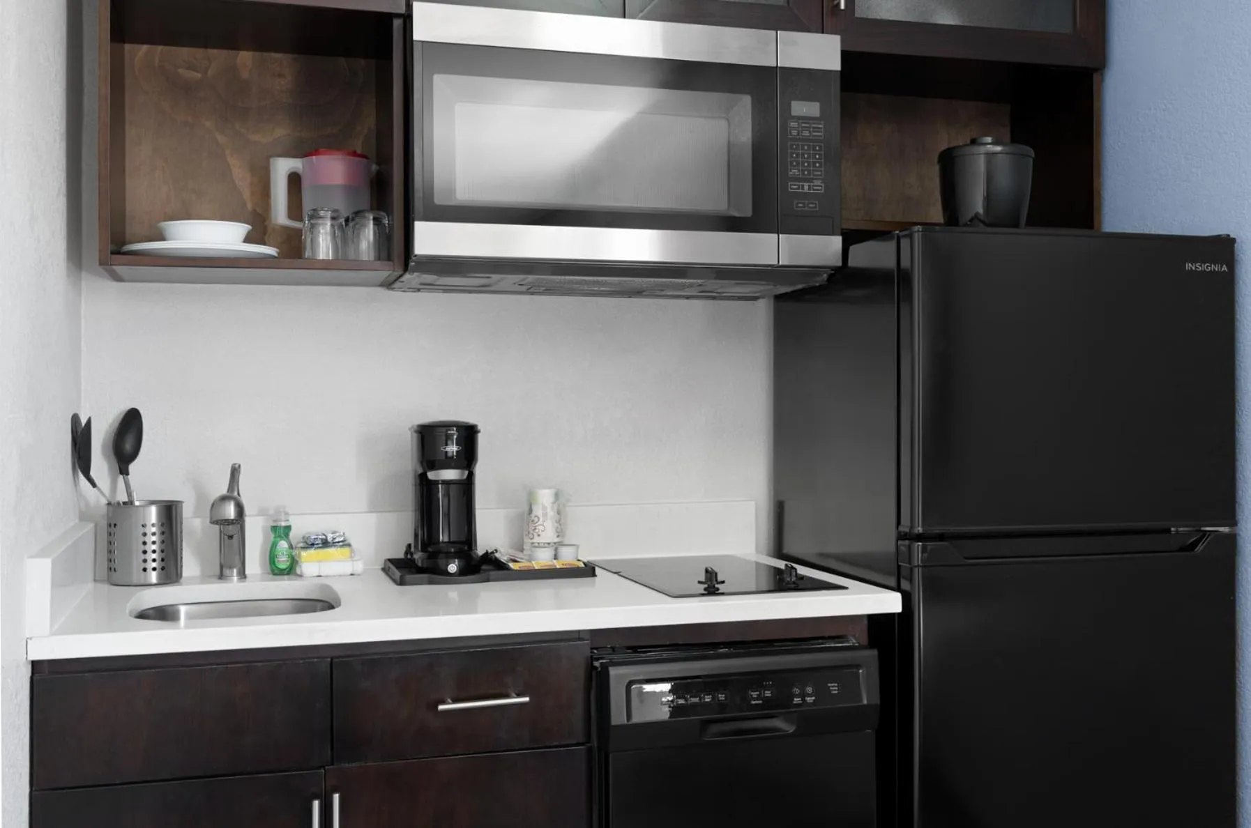 Kitchen or kitchenette in Hotel South Tampa & Suites
