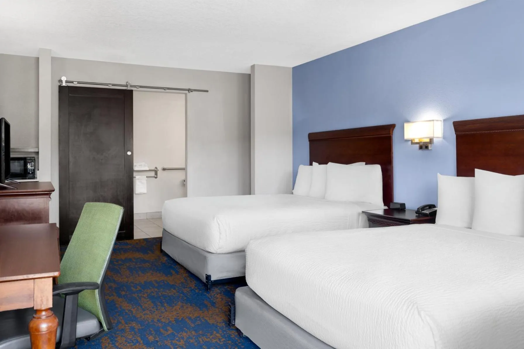 Bedroom, Bed in Hotel South Tampa & Suites