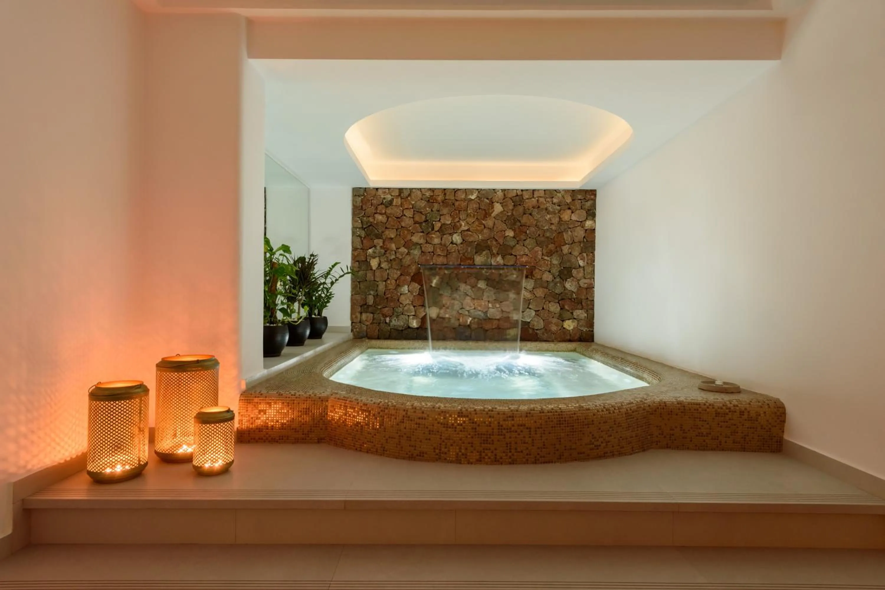 Hot Tub in Antoperla Luxury Hotel & Spa