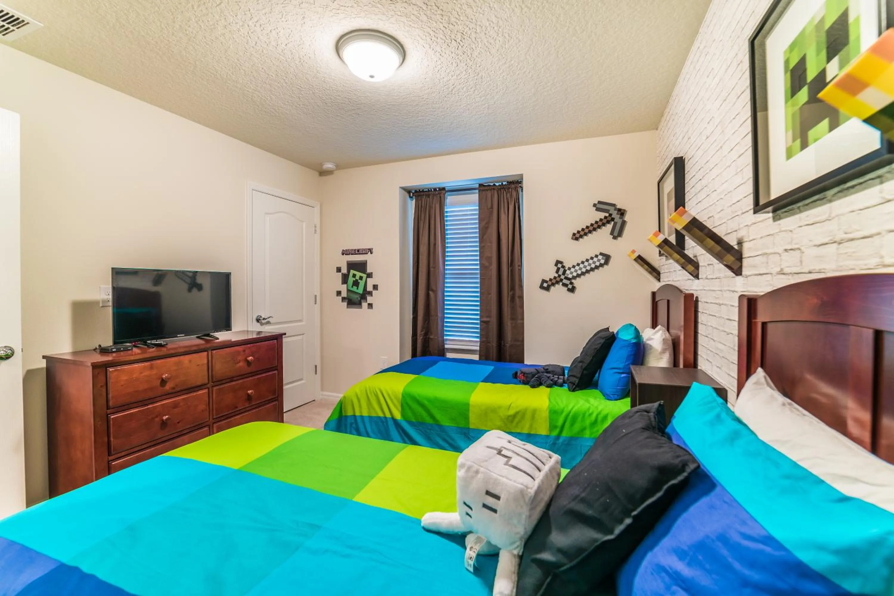 Bed in Beautiful townhome with splash pool and game room