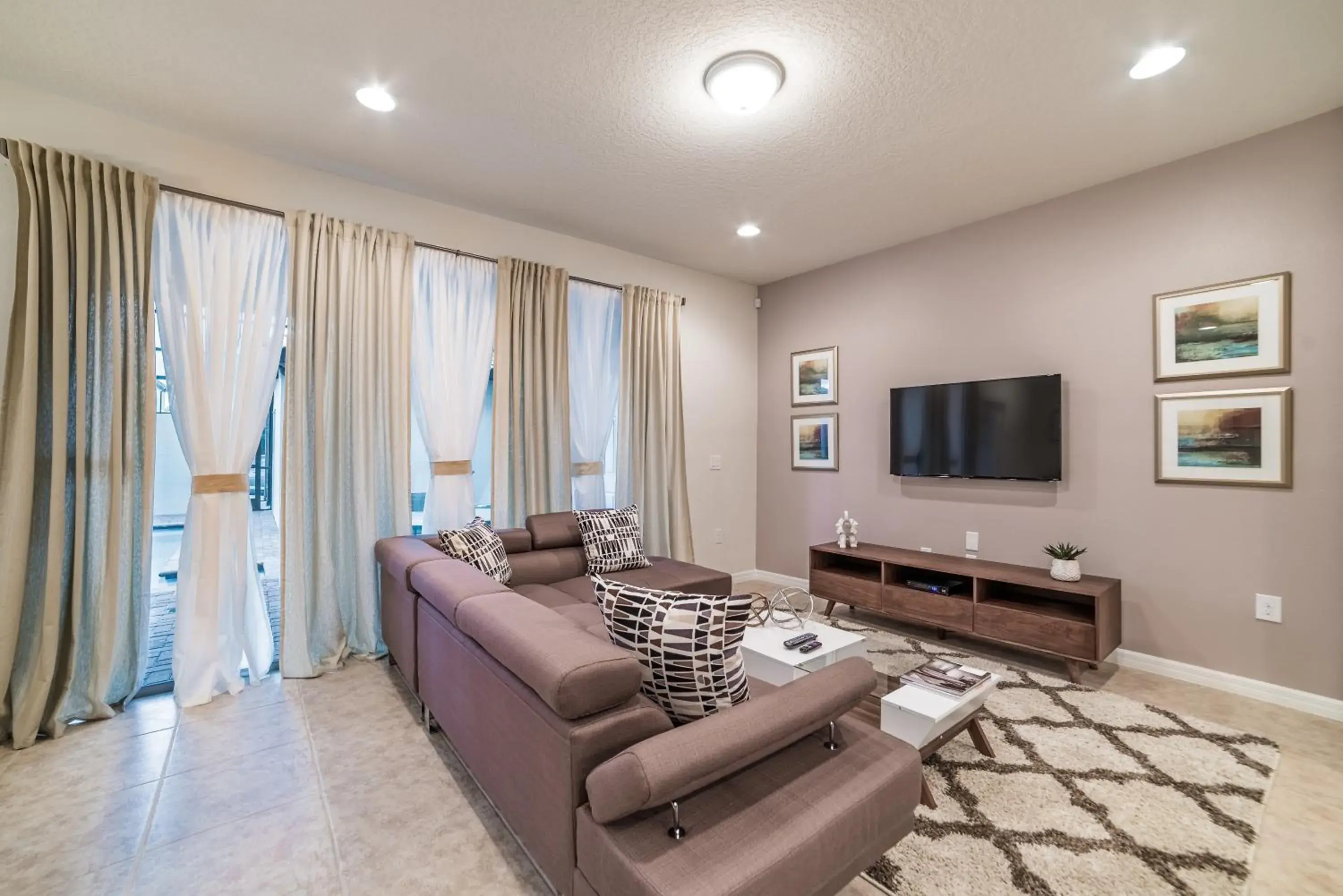 Five-Bedroom House in Beautiful townhome with splash pool and game room Five-Bedroom House in Beautiful townhome with splash pool and game room