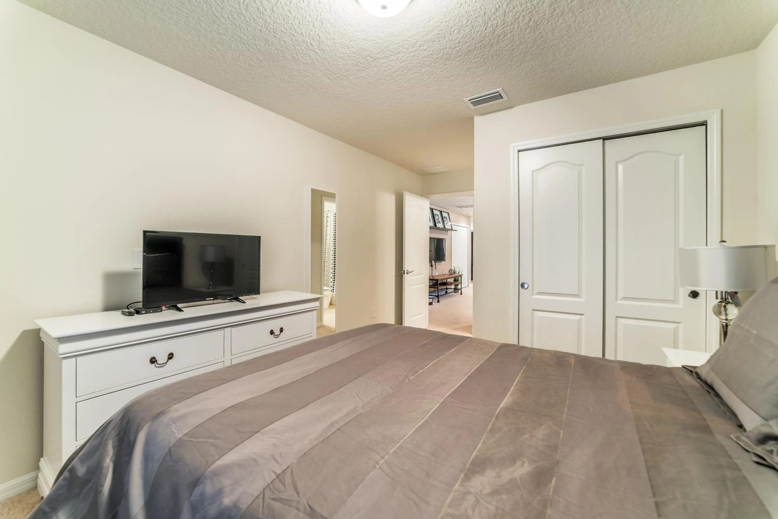 Bed in Beautiful townhome with splash pool and game room