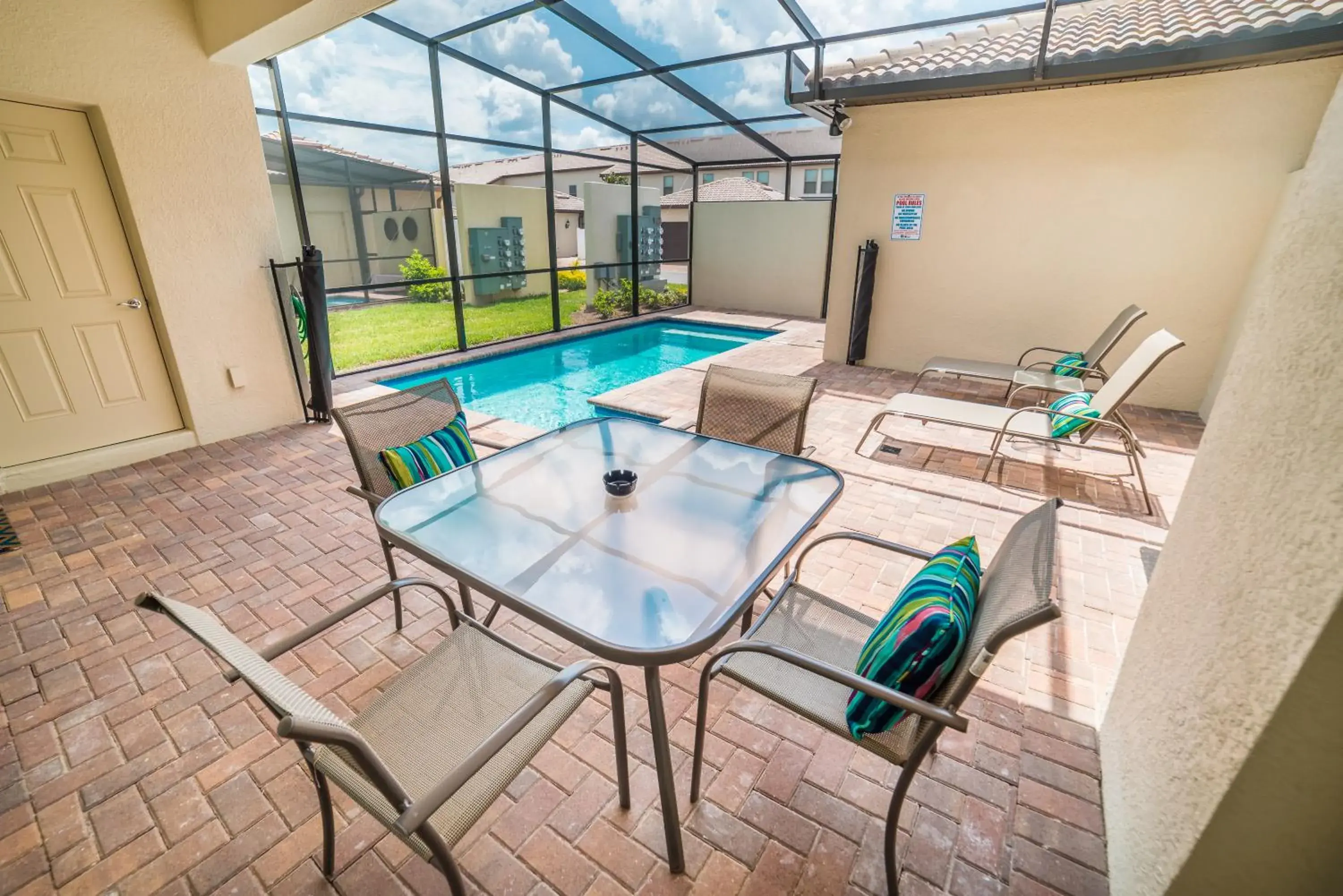 Five-Bedroom House in Beautiful townhome with splash pool and game room Five-Bedroom House in Beautiful townhome with splash pool and game room