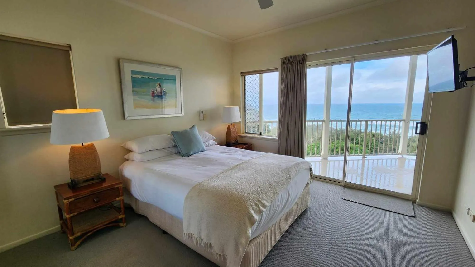 Bed in Whalewatch Ocean Beach Resort