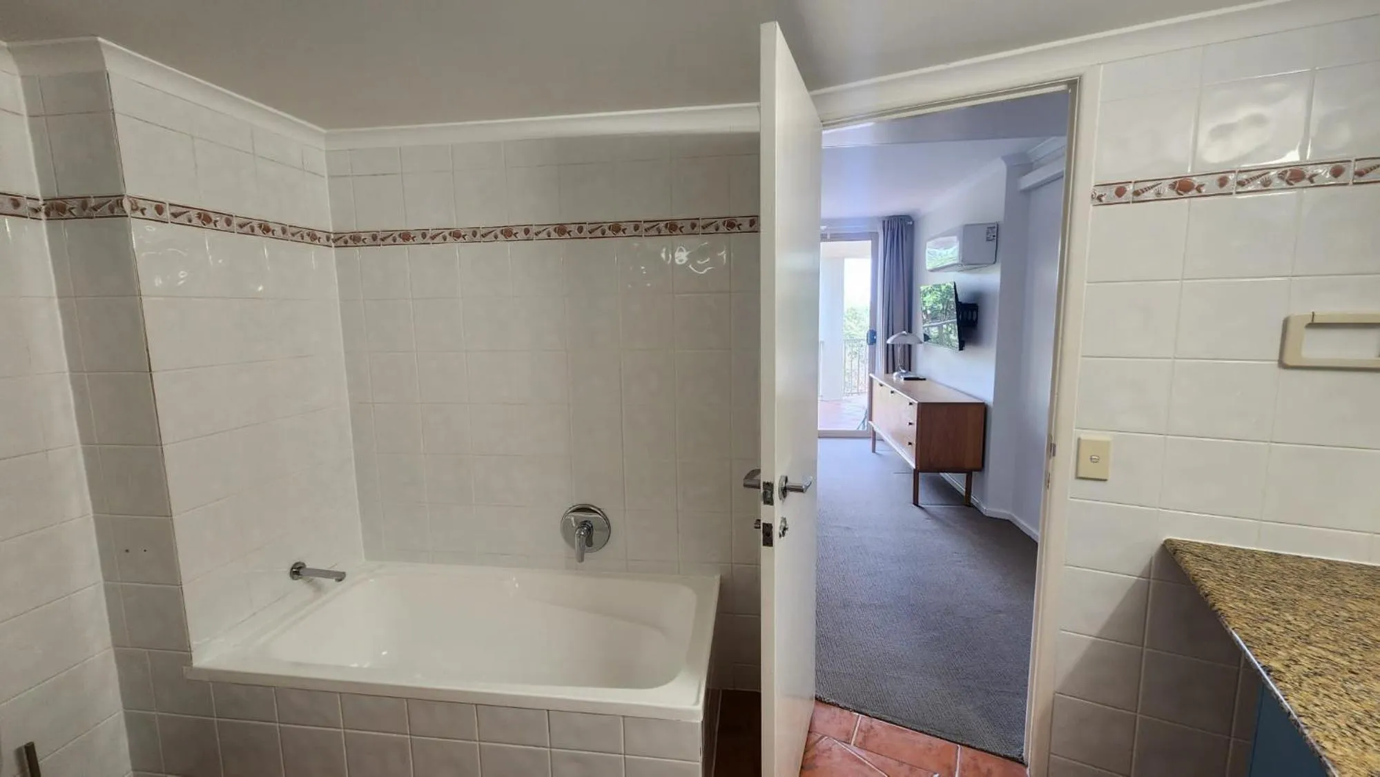 Bath in Whalewatch Ocean Beach Resort