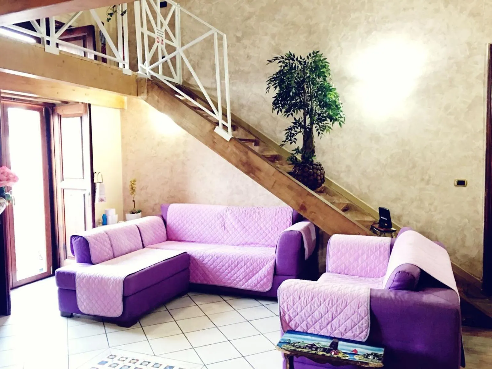 Living room in Suite Orchidea by Dimorra