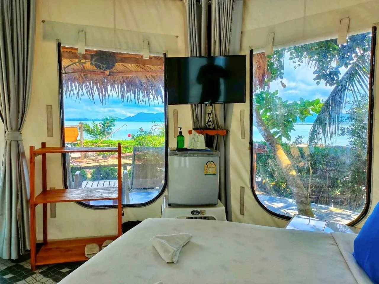 Bed in Mook Montra Resort Sea Front