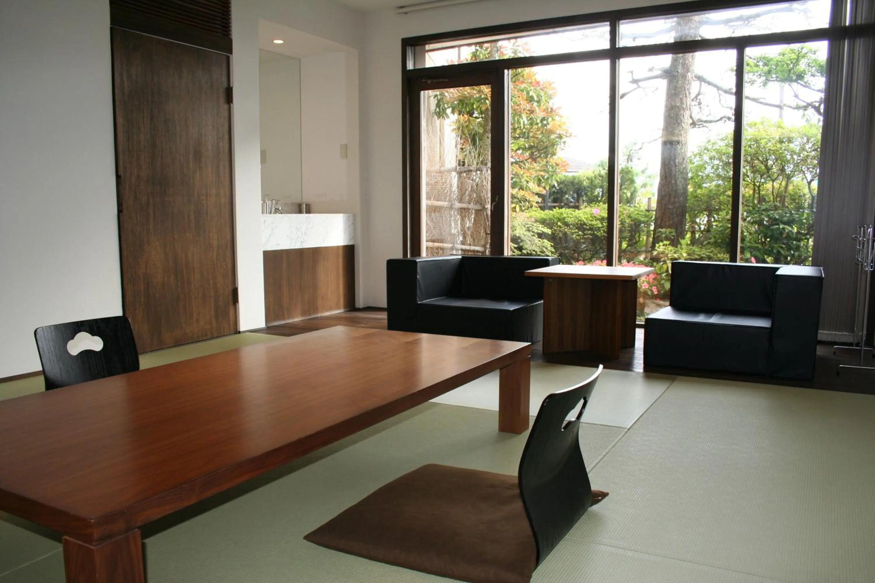 Seating area in Shinpuro