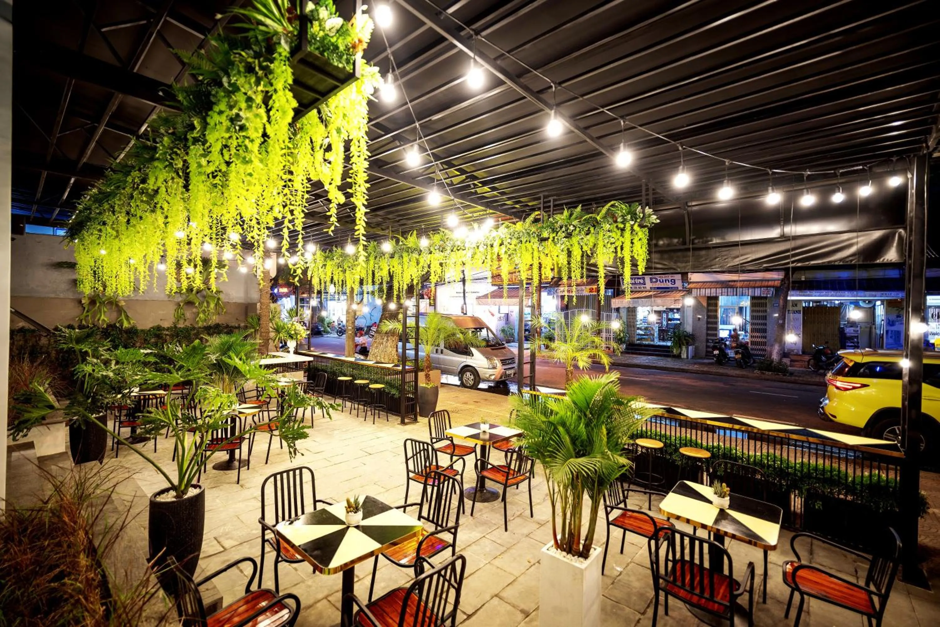 Restaurant/places to eat in Magnolia Hotel