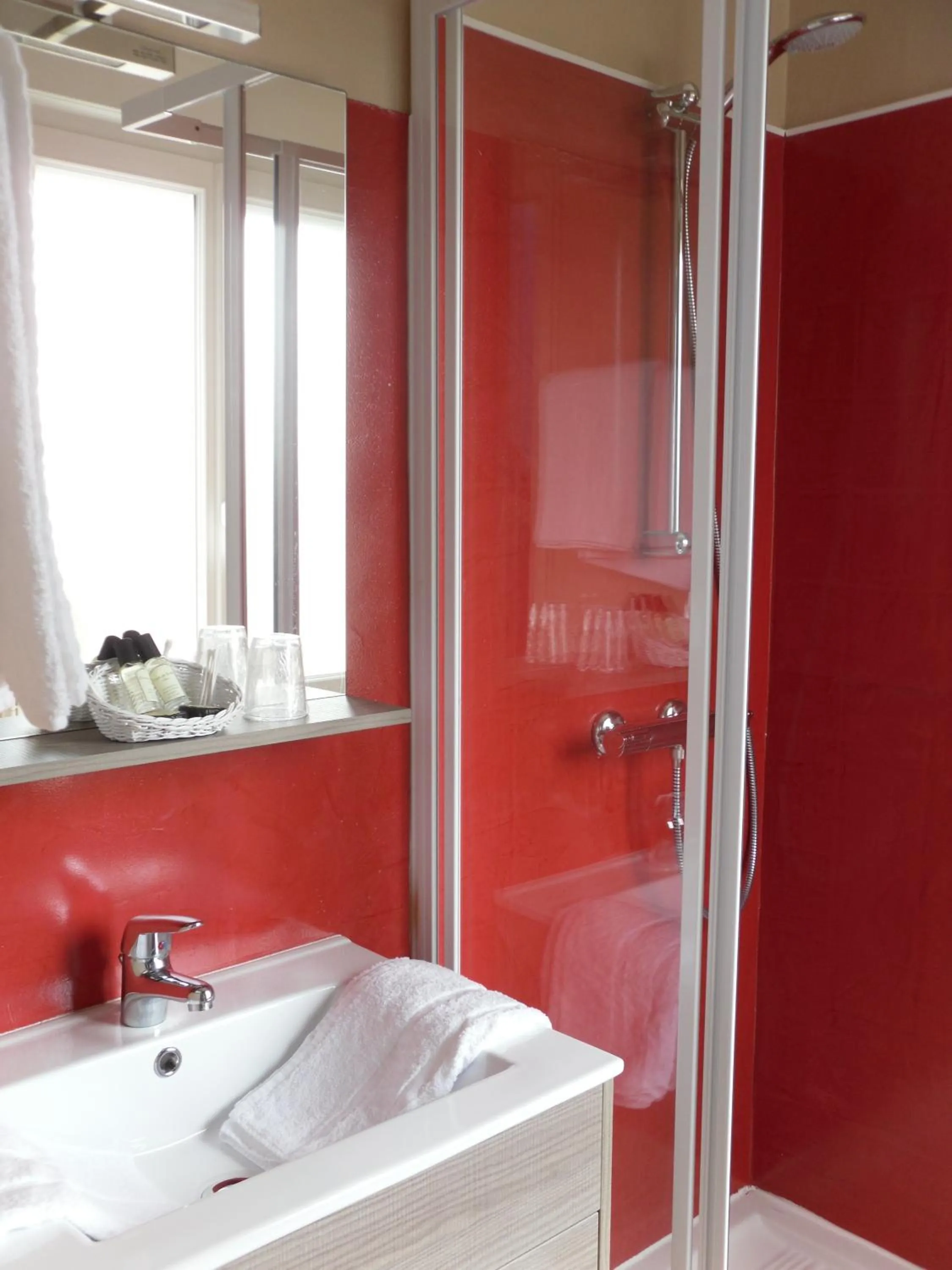 Bathroom in The Originals Access, Hôtel Corinna, Royan