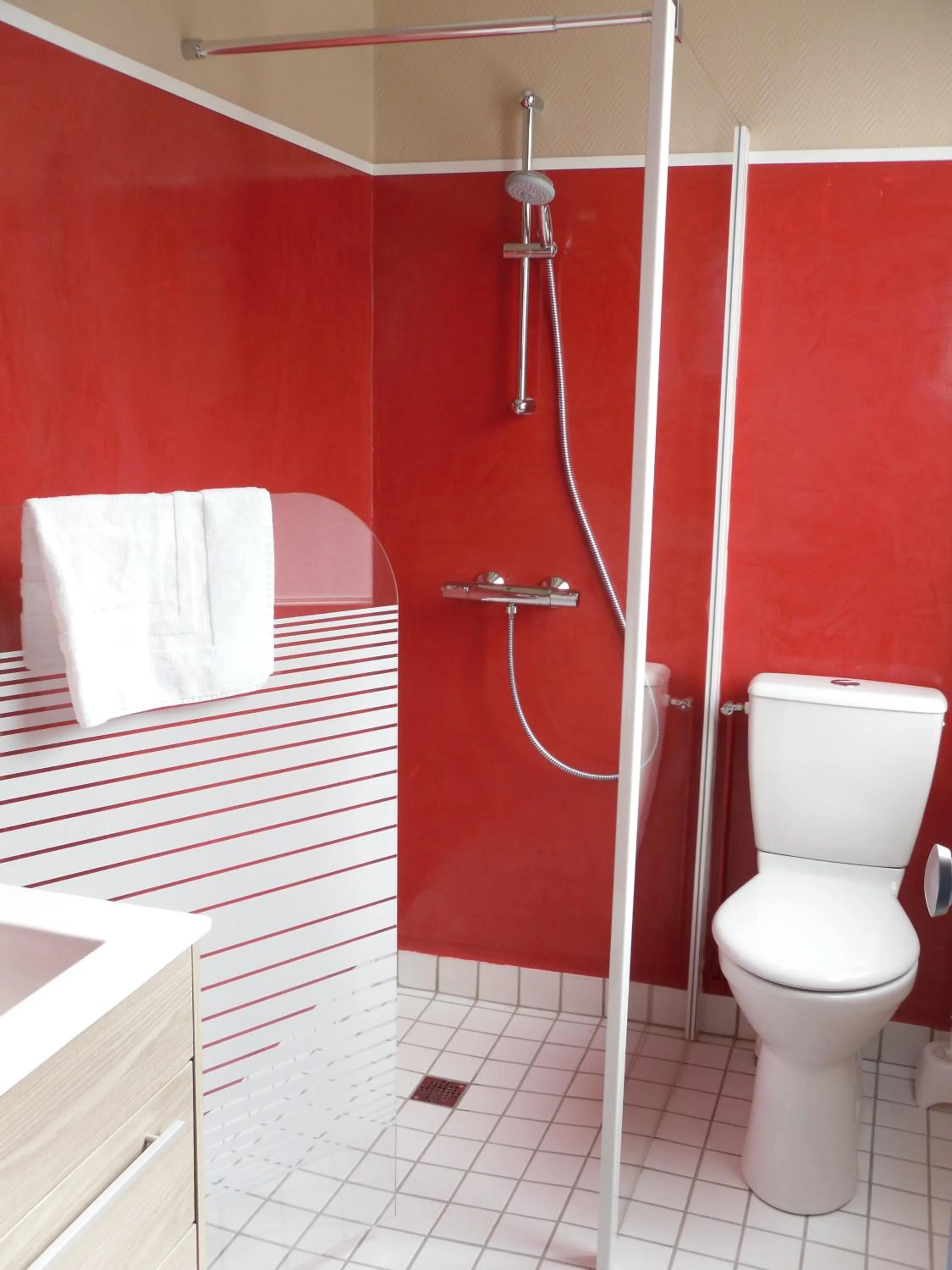 Bathroom in The Originals Access, Hôtel Corinna, Royan