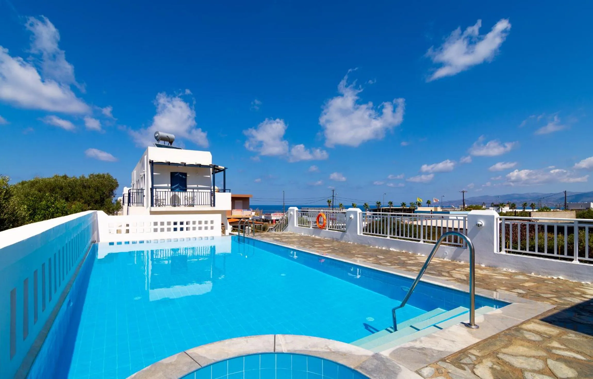 Swimming pool in Okirroi Villas Chersonissos