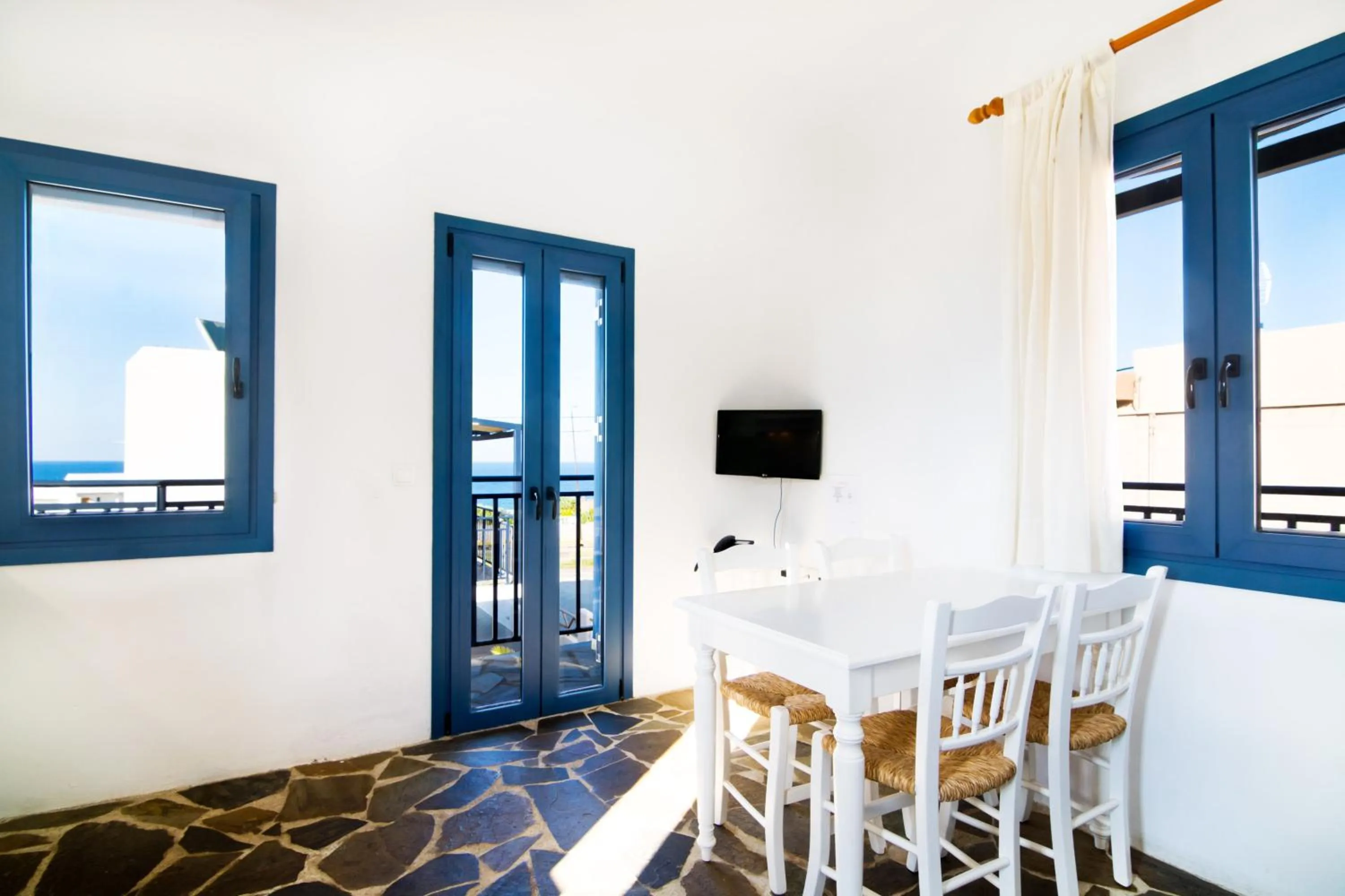 Dining area in Okirroi Villas Chersonissos
