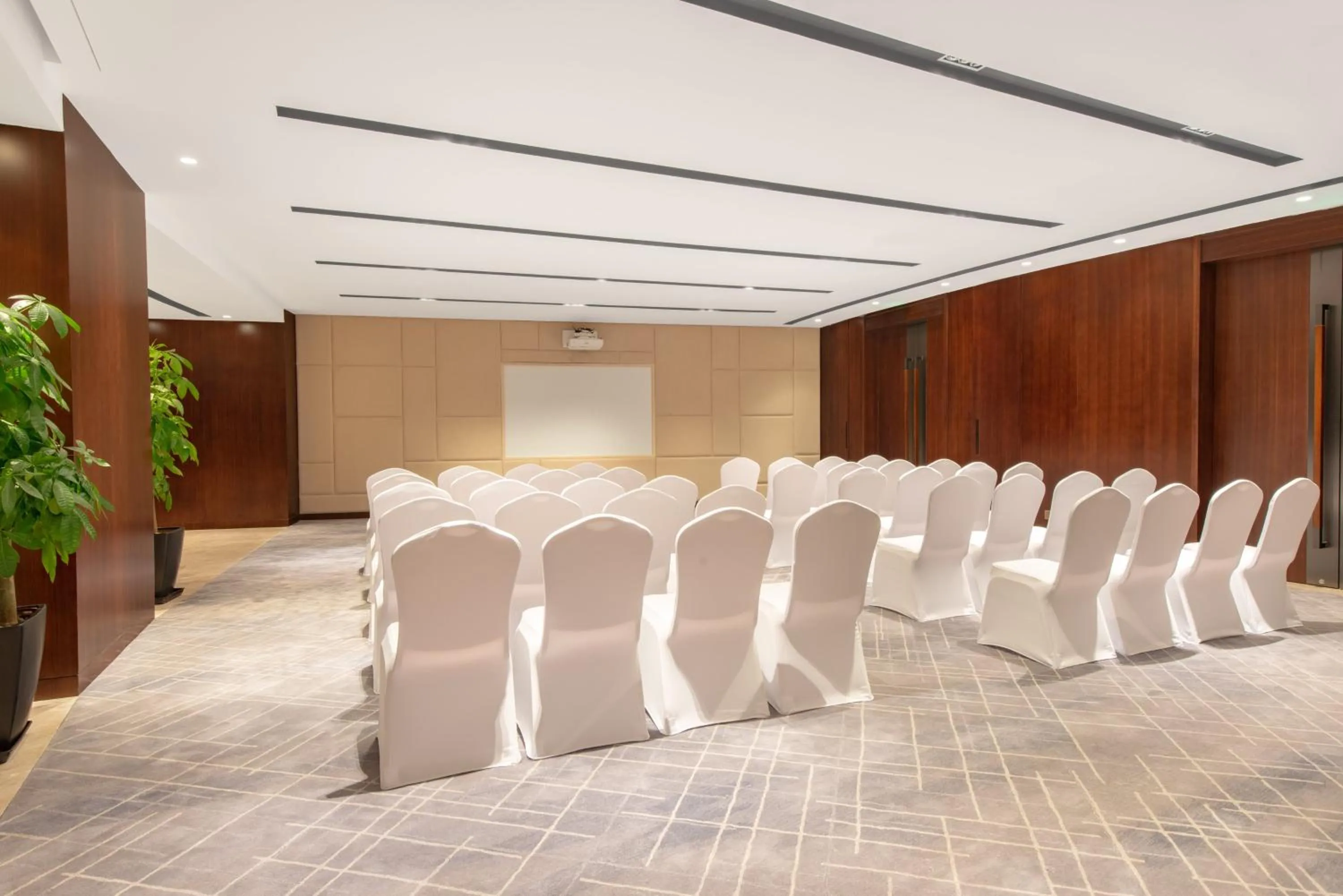 Meeting/conference room in Crowne Plaza Zhuhai City Center by IHG
